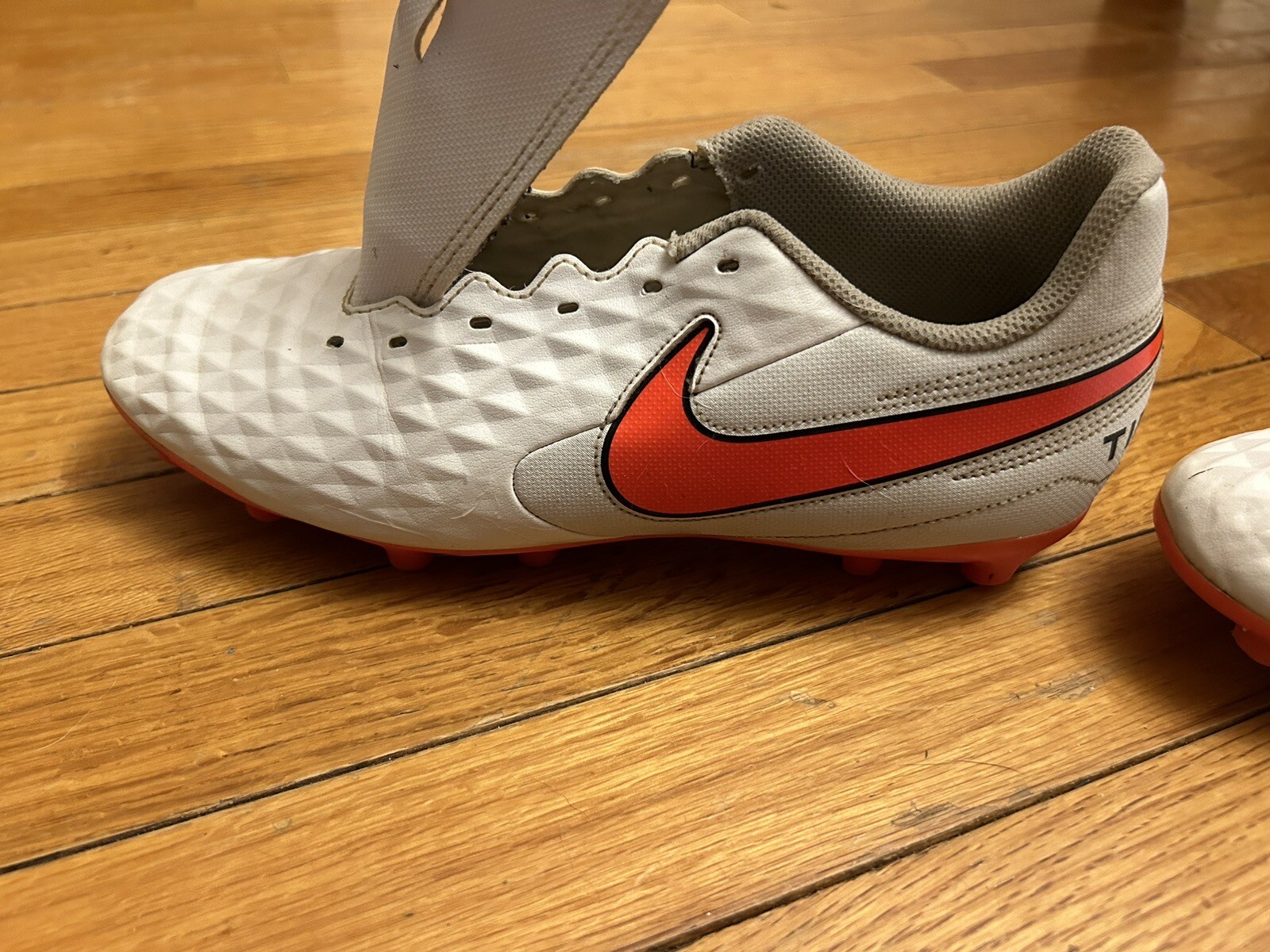 Nike Tiempo Legend 8 Soccer Cleats WoMens Size 7 White/Neon Pink AT6107-163 Nice