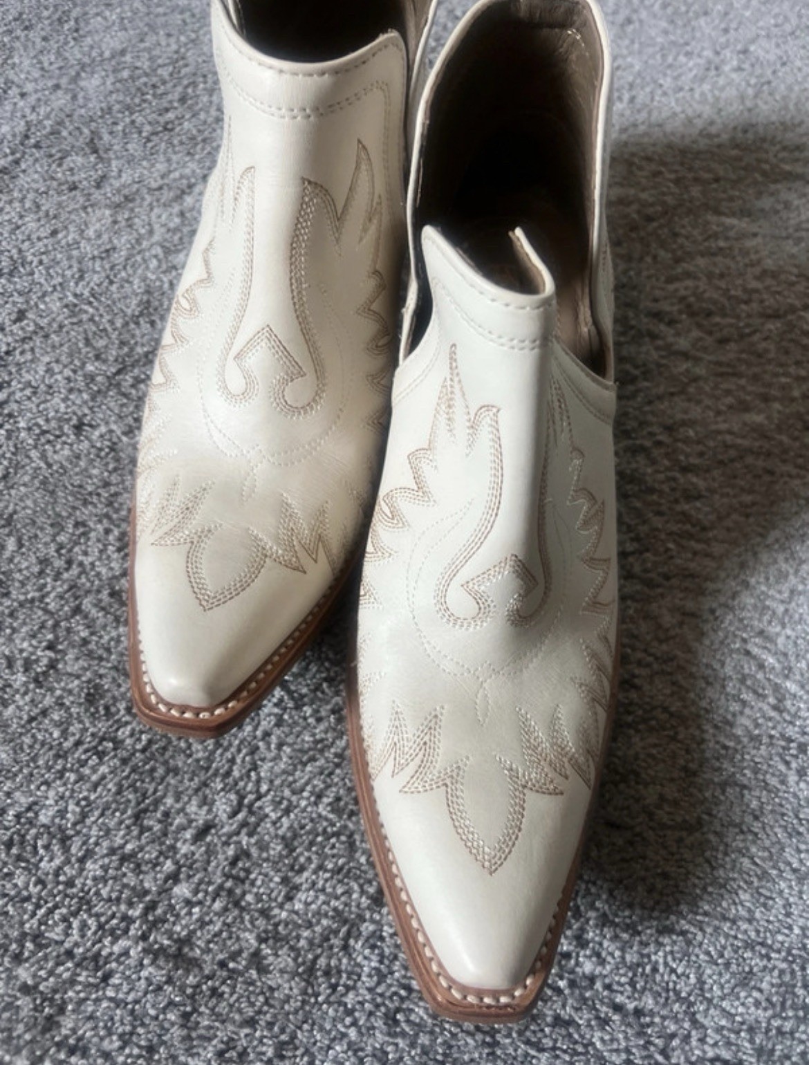 Women’s Ariat Women’s Dixon Ivory Leather Western Bootie 9