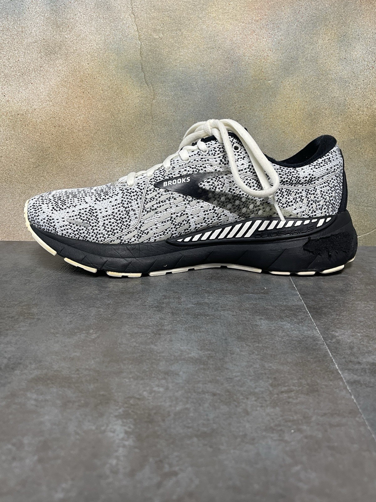 Brooks Adrenaline GTS 21 Women’s White & Black Sneakers 1203291B135 Size 8B