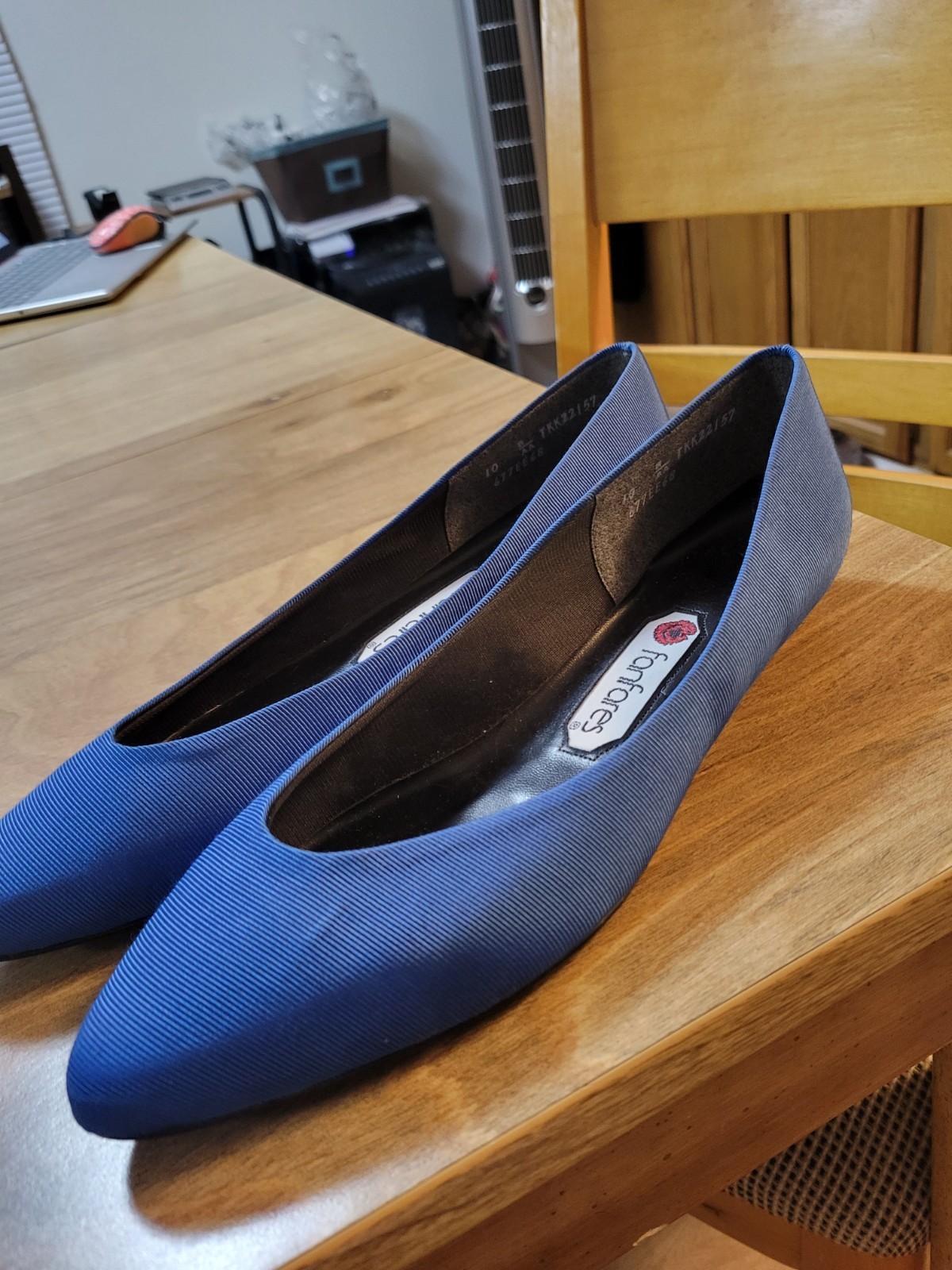 Immaculate Shallow Pointed Toe Business Flats By FanFares. Sz 8-AA Narrow