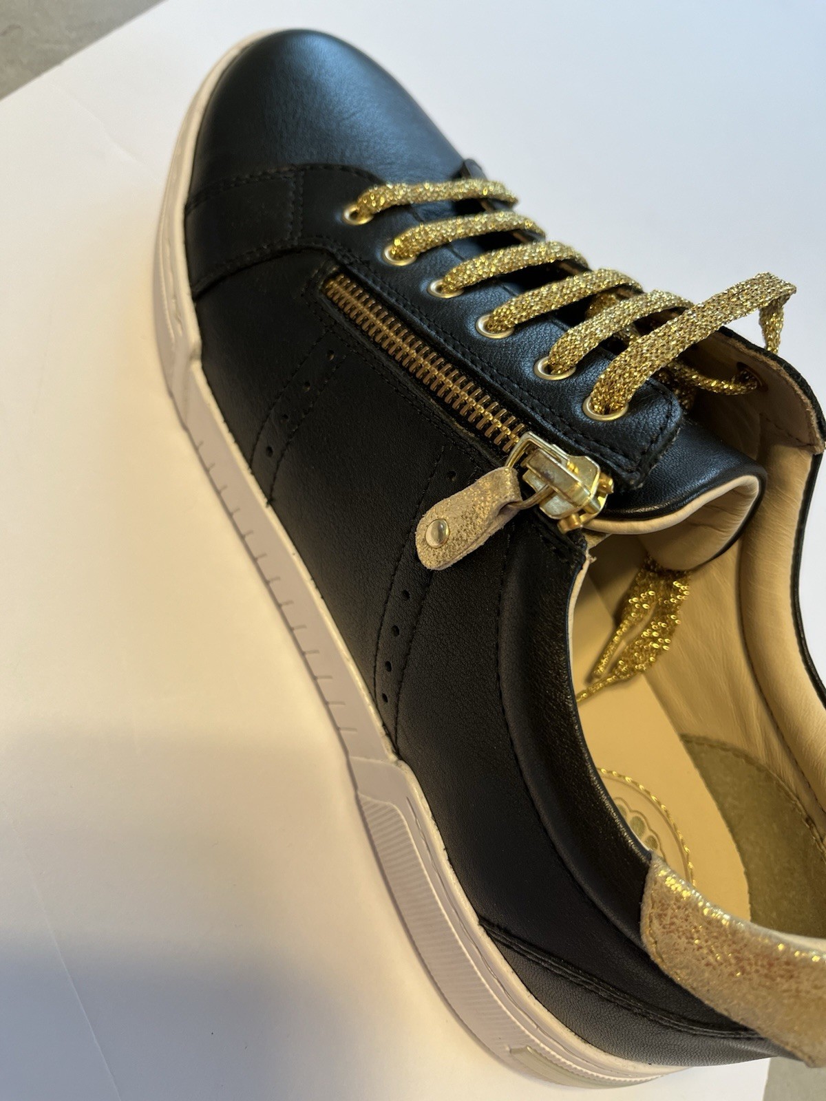 Jatarea Tara Women’s Shoes Size 8.5 Black Gold Lace-Up Sneakers New