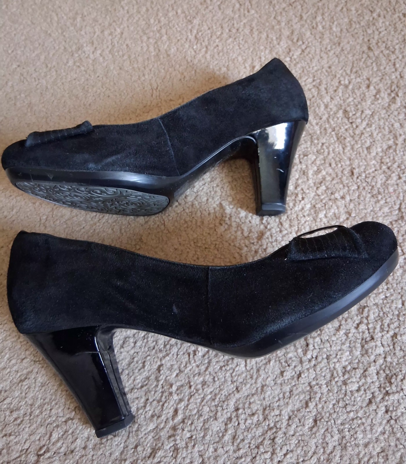 Clark’s Black Suede Bow Heels 7.5