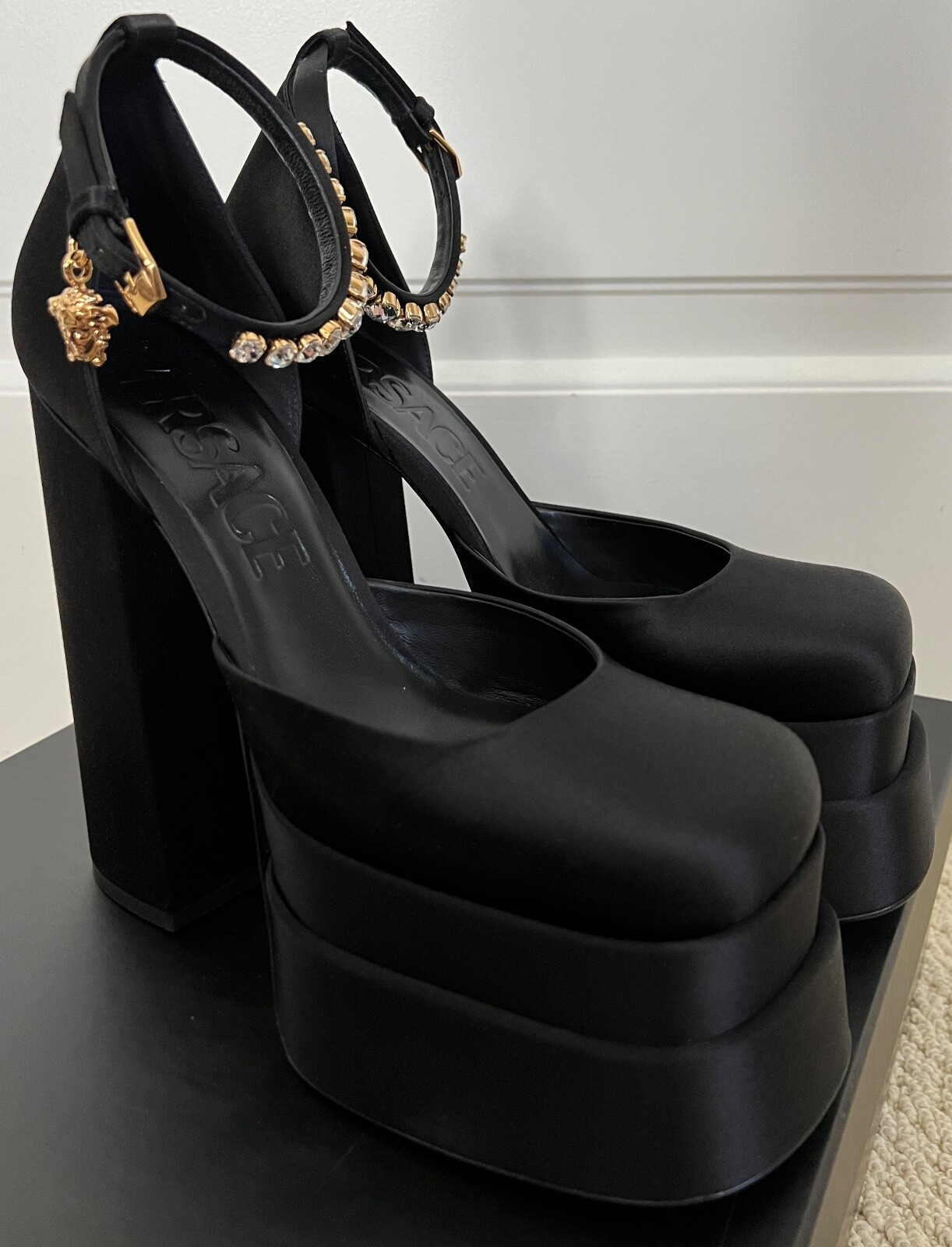 NIB Versace Medusa Aevitas Black Satin Crystal Logo Platform Pumps Sz 39.5 $1575