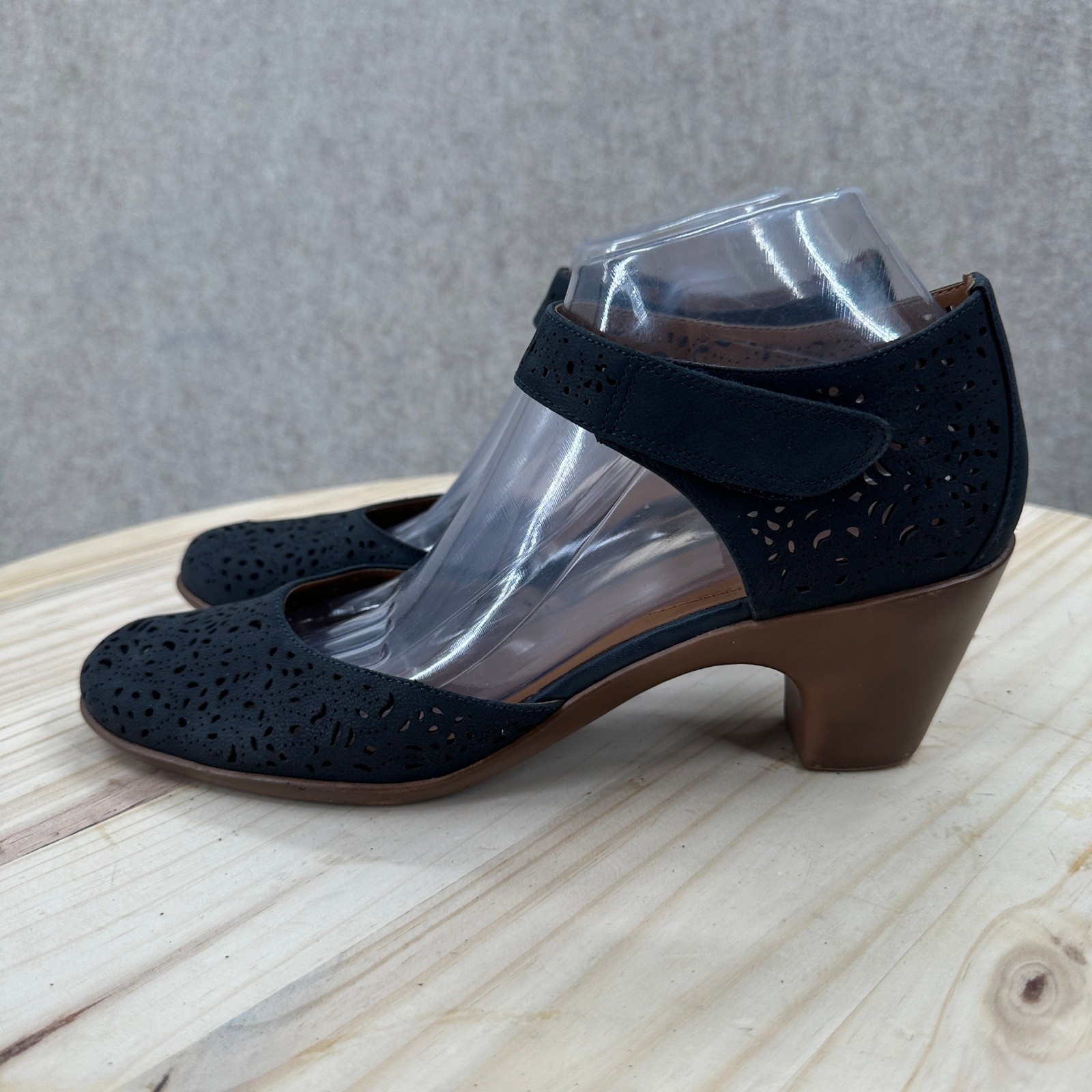 Easy Spirit Cindie Laser Cut Mary Jane Pumps 10N Perforated Cone Heel Shoes