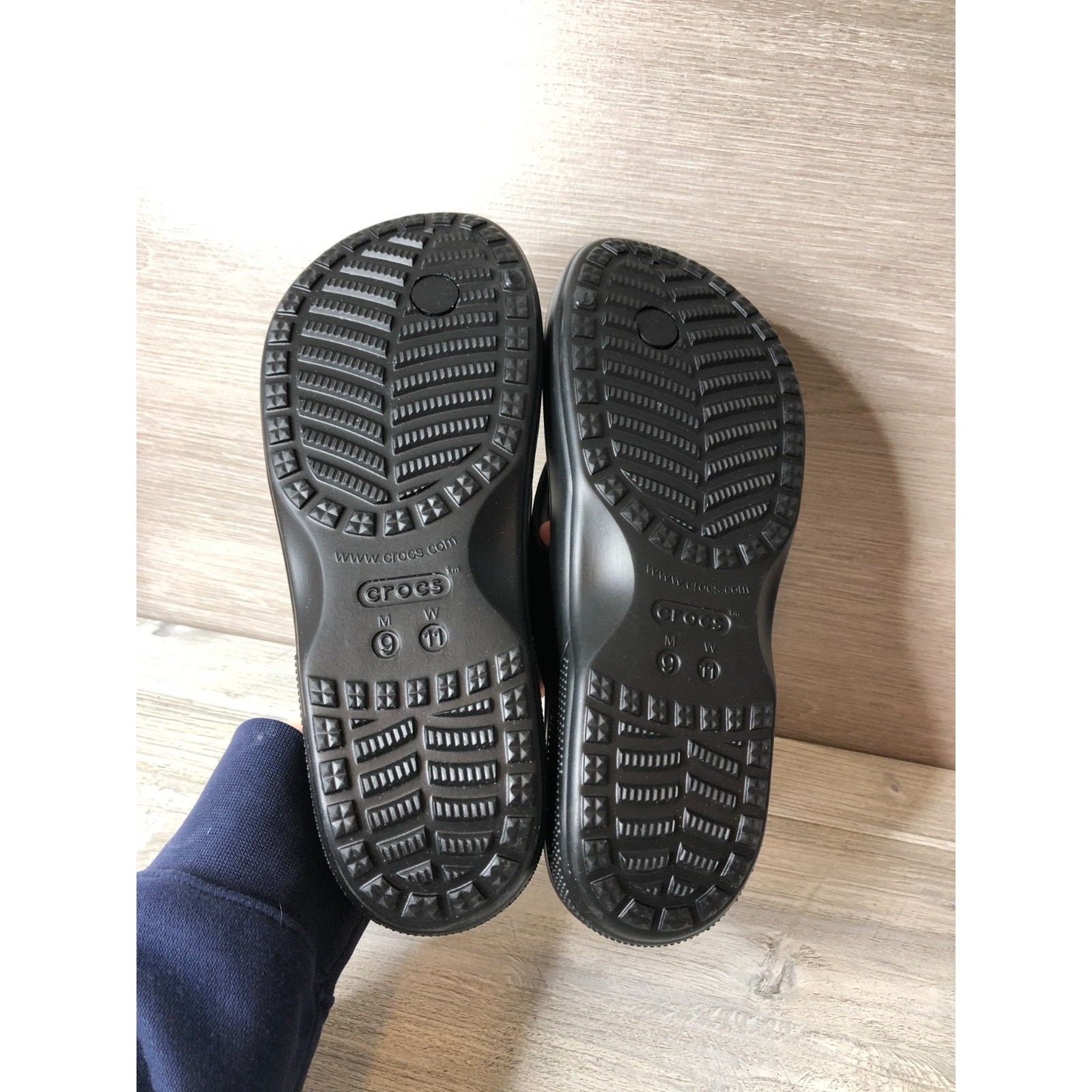 Crocs Women’s Baya Black Flip Flop w 11 m 9 Sandals