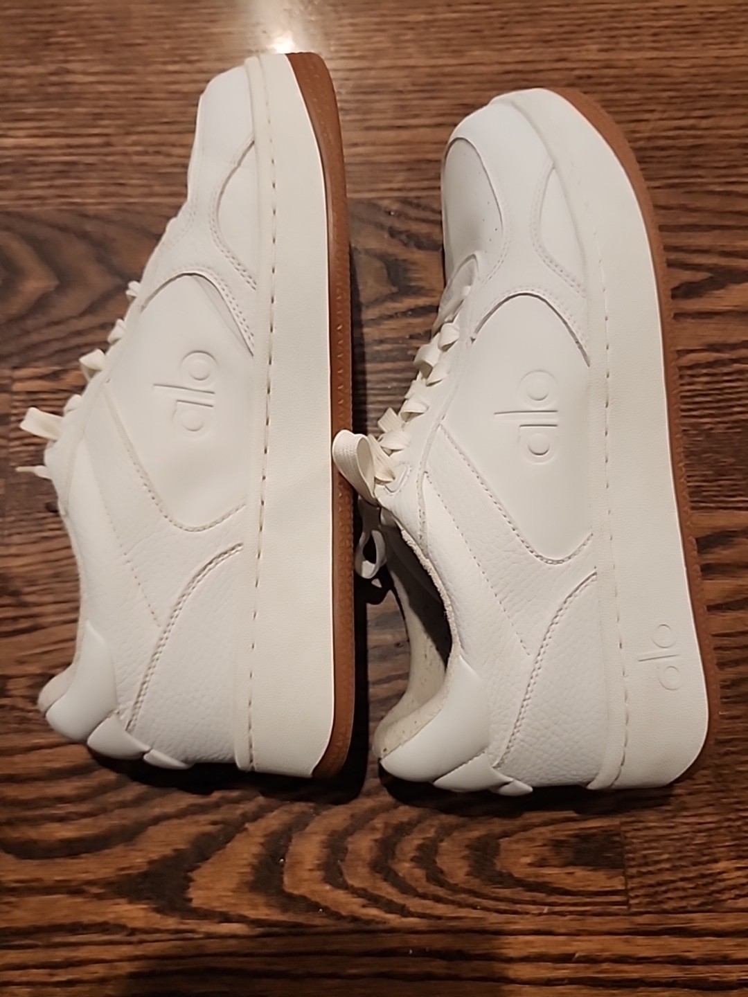 ALO RECOVERY MODEL WHITE VEGAN LEATHER SNEAKER. UNISEX. WOMEN’S 9.5, MEN 8