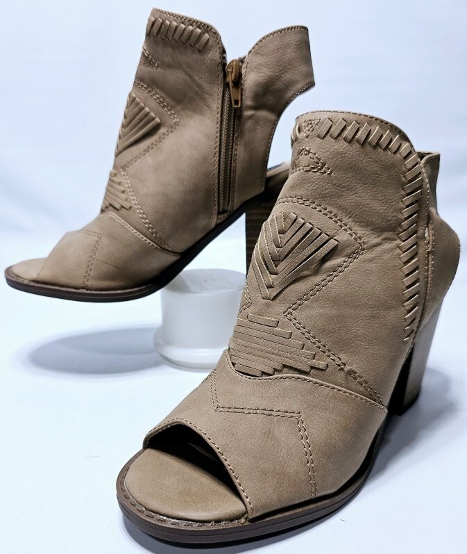 David Aaron Carleigh Peep Toe Ankle Booties Western Tan Faux Leather W Size 7