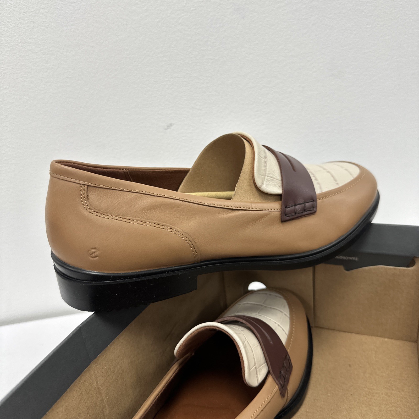 ECCO 209803 – Classic 15 Loafer – 61016 Limestone/Cashmere/Chocolate – S 10-10.5