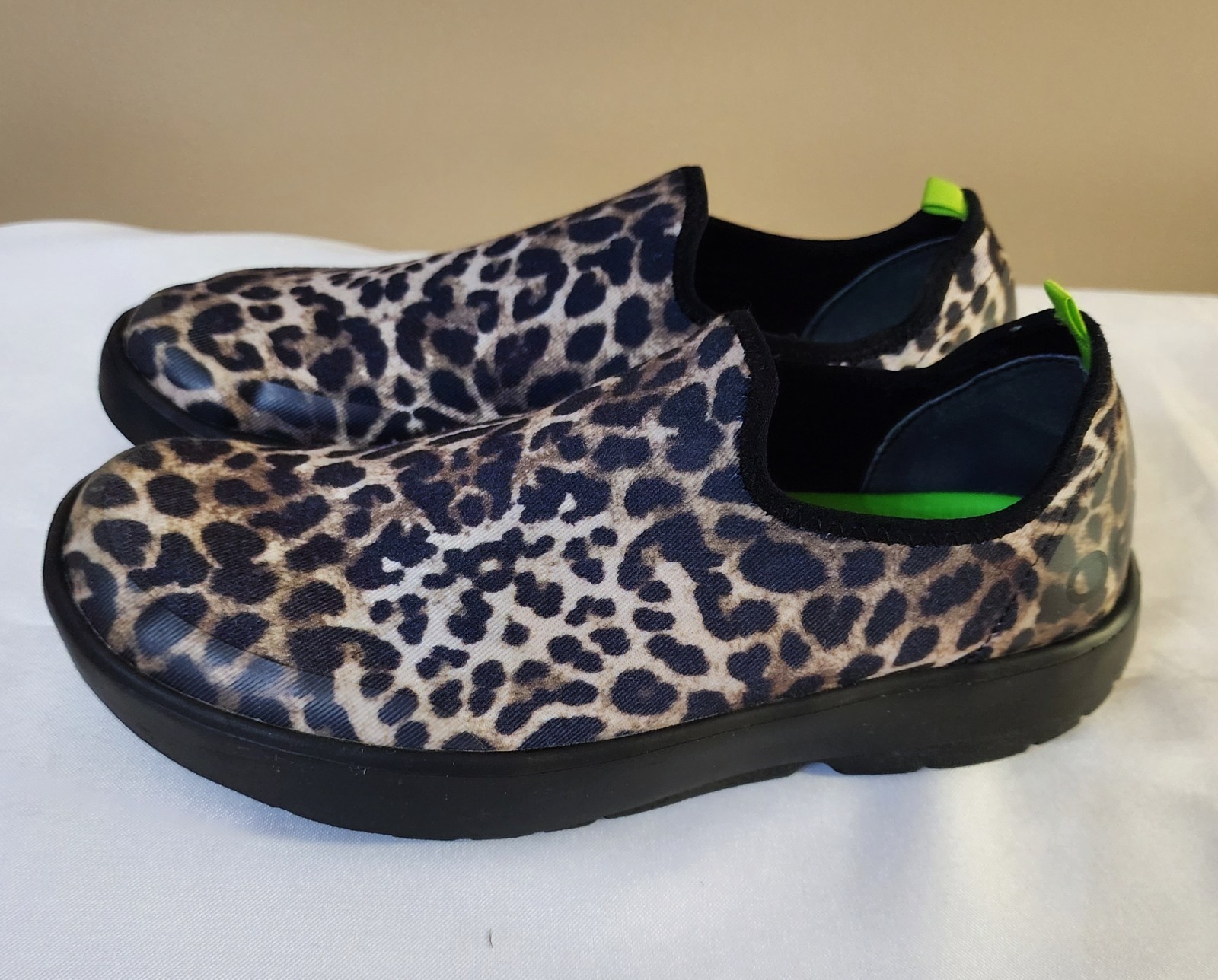 OOFOS OOmg eeZee Low Women’s Size 40.5 Leopard Recovery Shoe fits like size 9.5