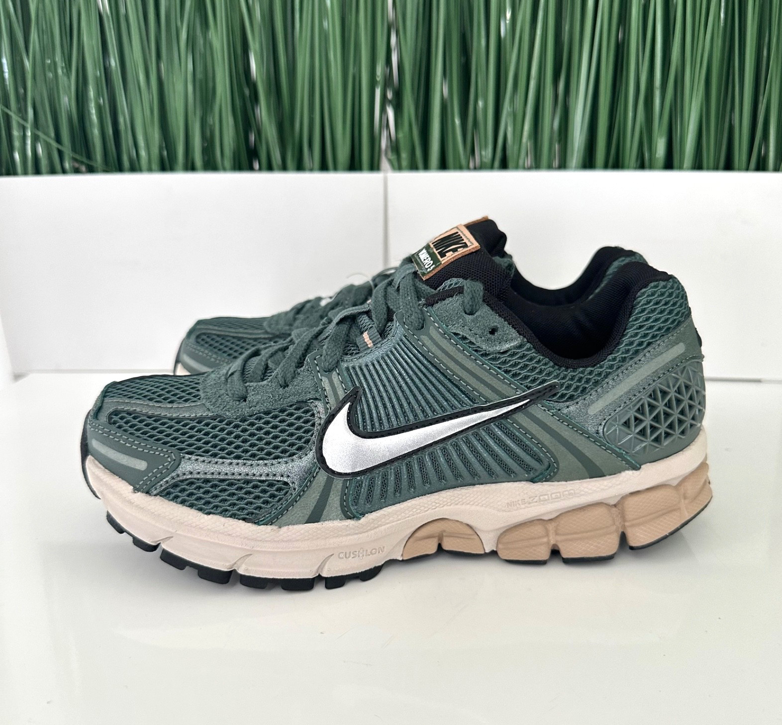 Nike Zoom Vomero 5 NBY Womens Running Shoes Vintage Green FN6742-300 Size 8.5