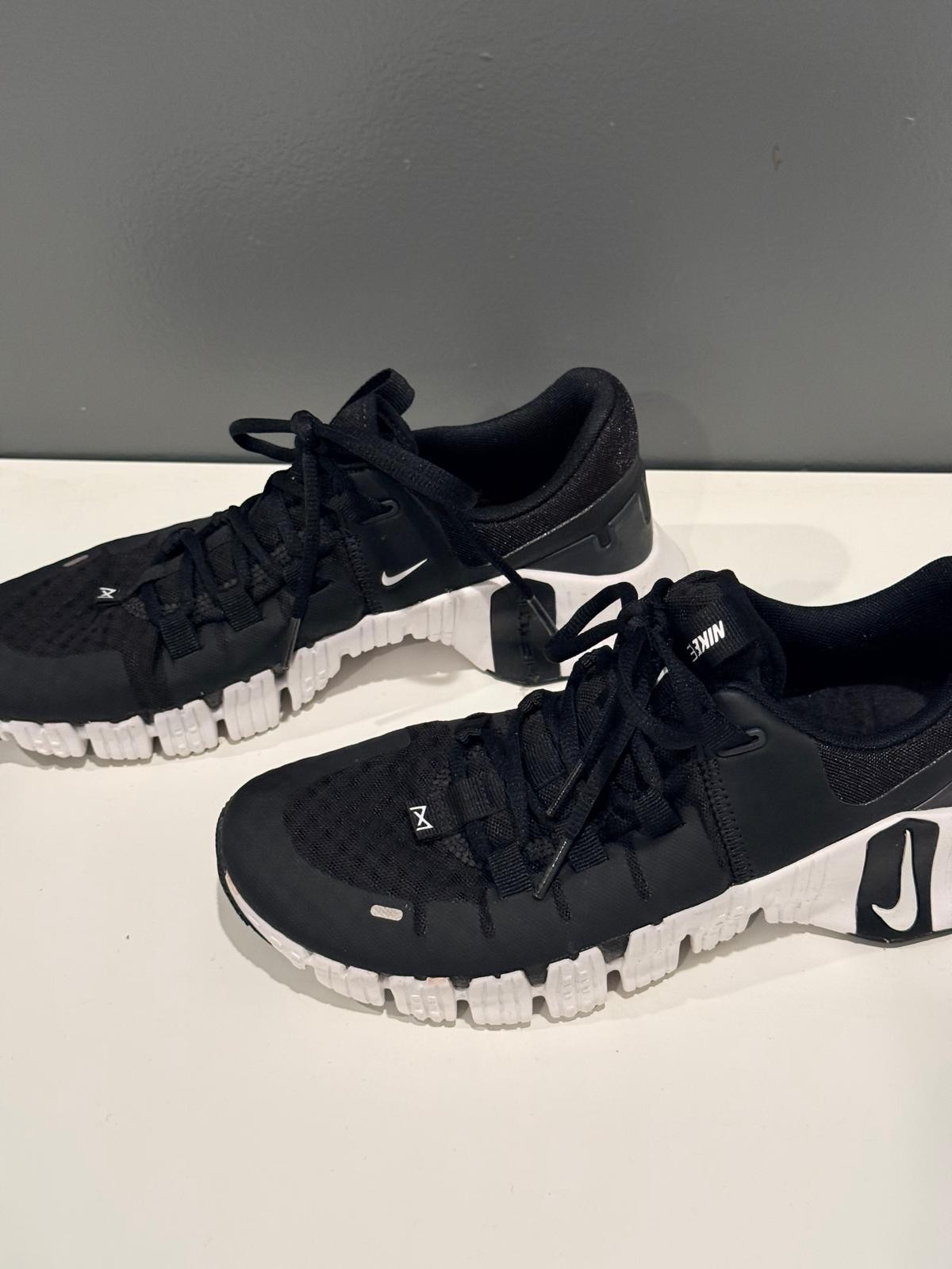 Nike Free Metcon 5 Black White DV3950-001 Women’s 8.5 Training Shoes