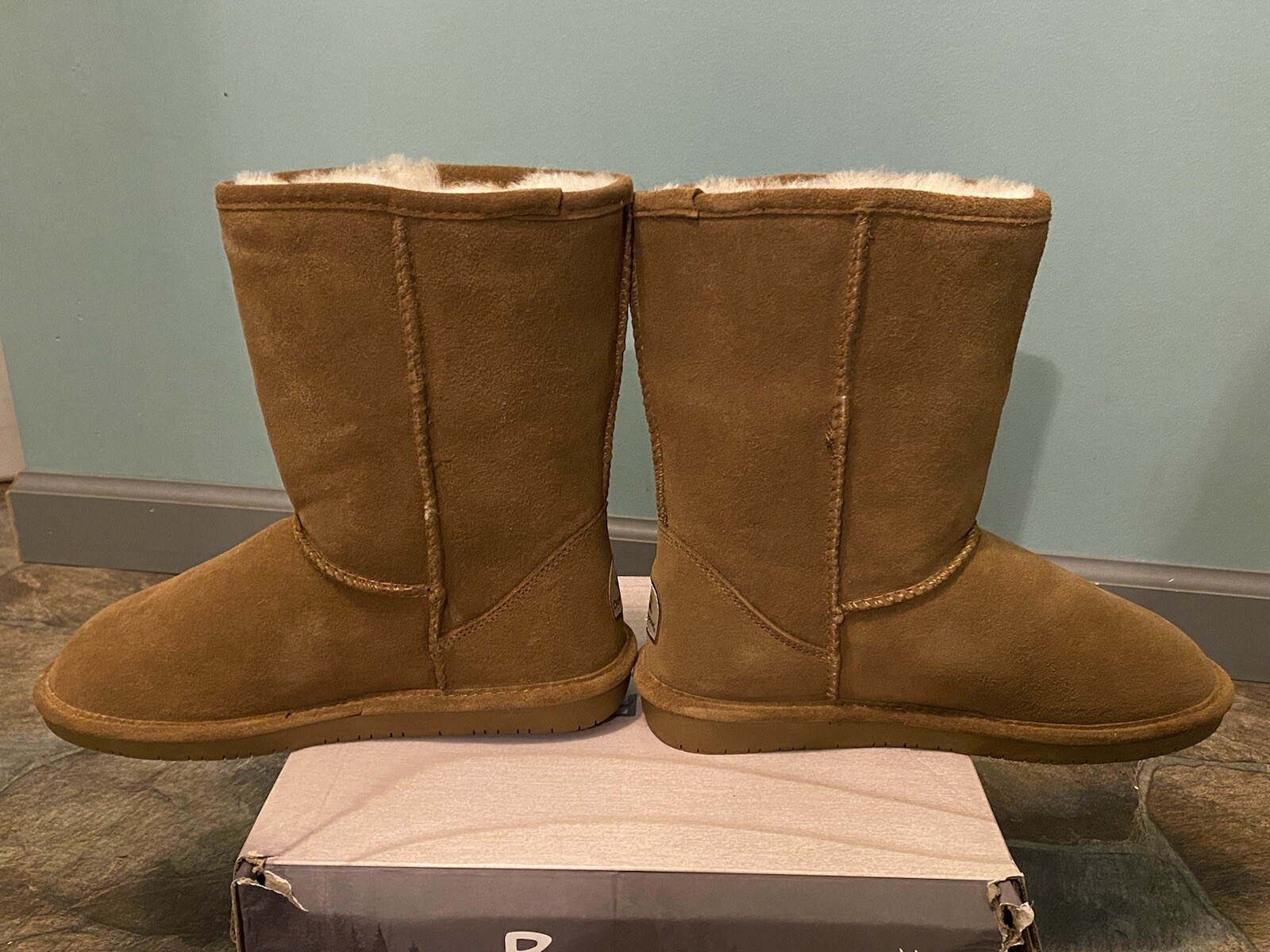 New w/ Box Bearpaw Women’s Emma Short 608W, Hickory II 220, Size 10