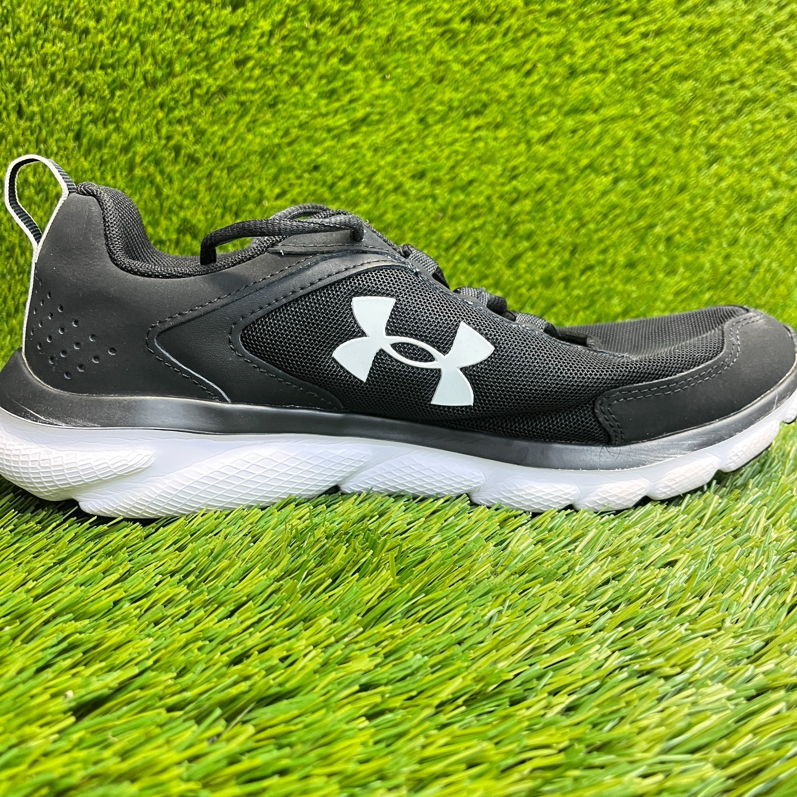 Under Armour Charged Assert 9 Womens Size 10 Black White Running Shoes Sneakers
