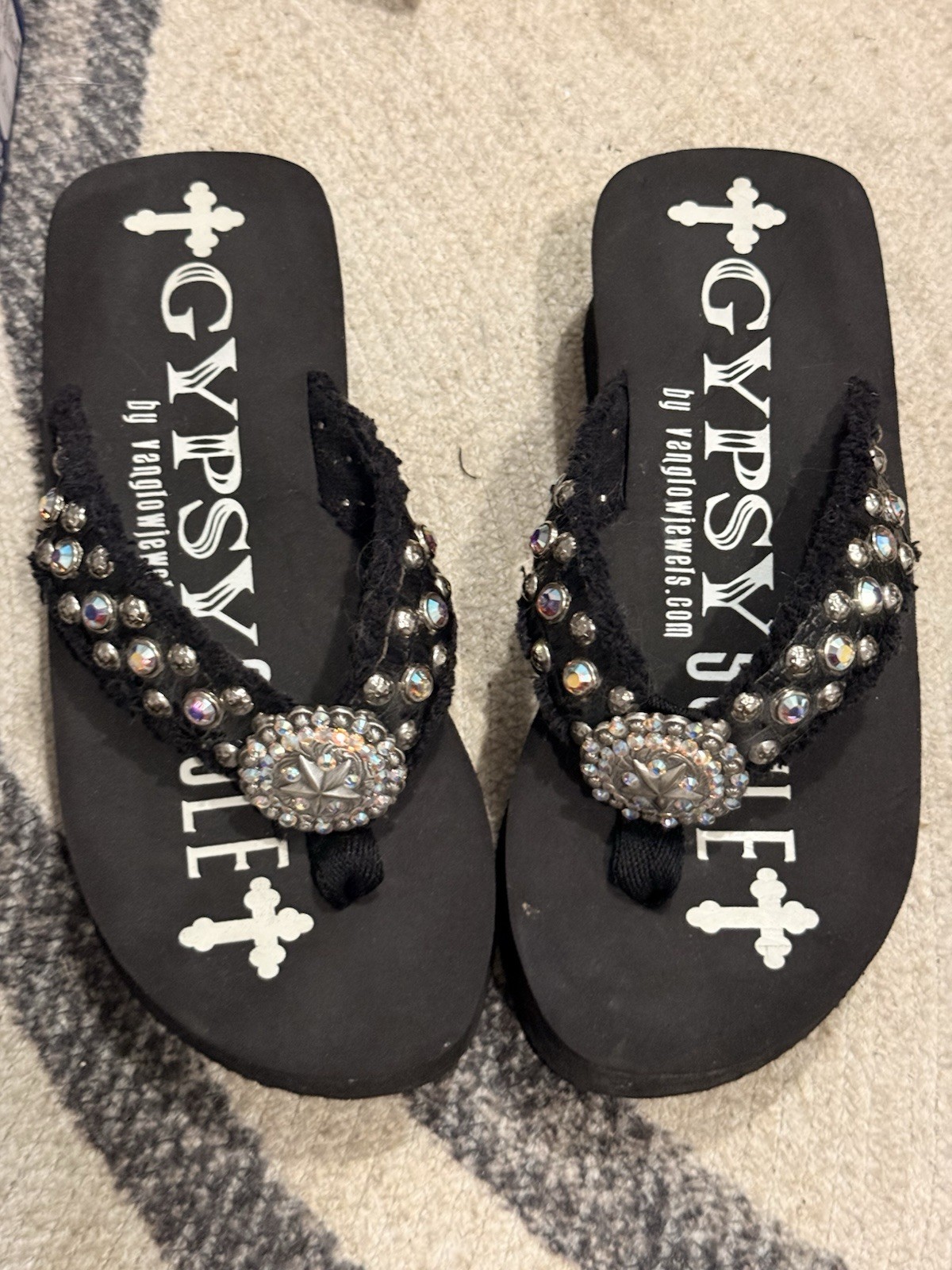 Gypsy Soule Women’s Black Flip Flop Sandals Rhinestone Stud Medallion 7