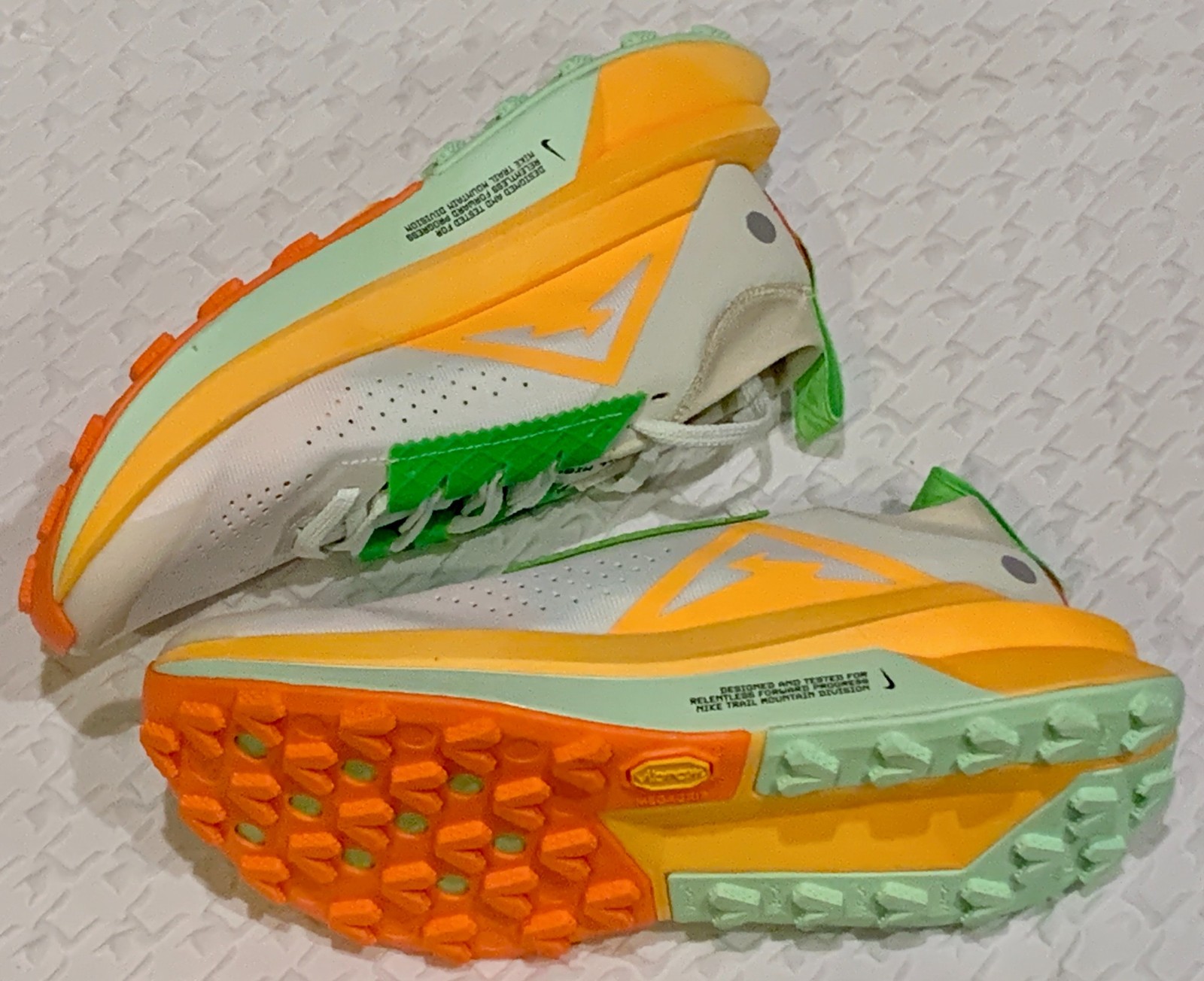 NIKE Zegama 2 Summit White Green Orange Black Trail Running Shoes Womens Sz 7.5