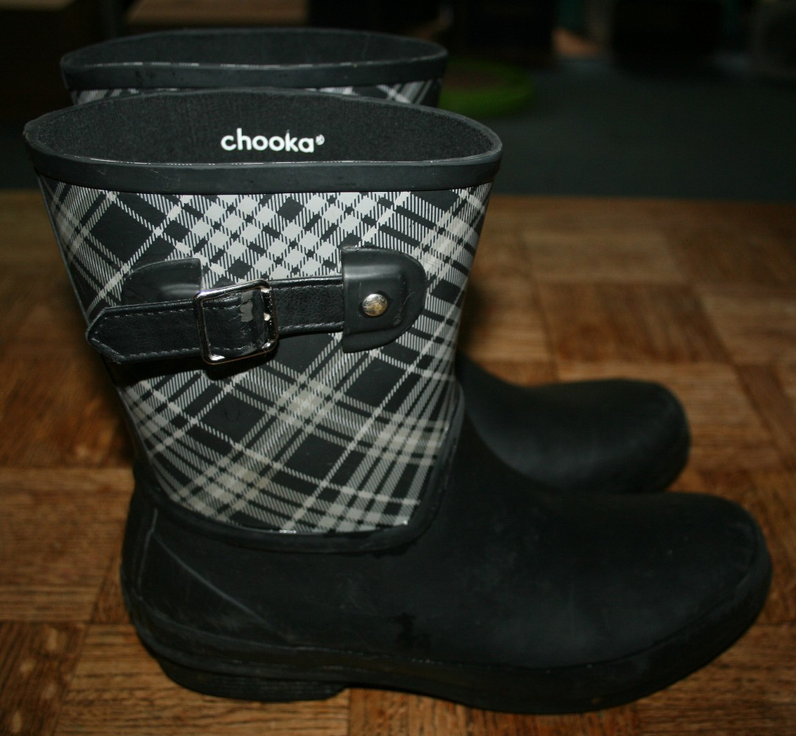 CHOOKA Women’s Waterproof Solid Mid-Height Rain Boot in Plaid & Black, Size 10