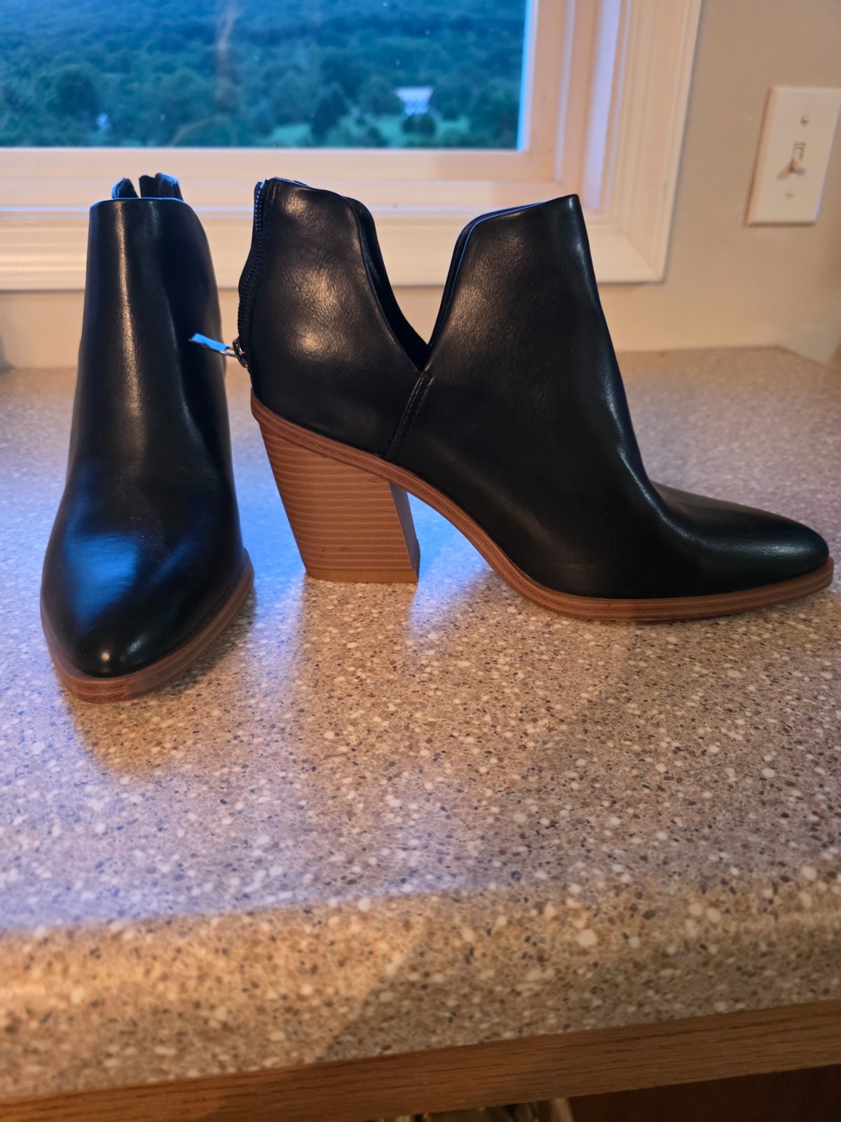 Mysoft Chic Black V-Cut Ankle Booties with Stacked Chunky Heel – Size 8