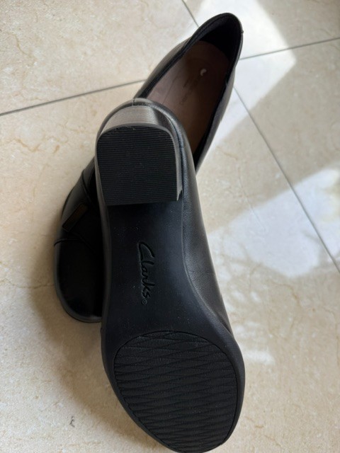 women comfortable Clarks leather black shoes size 7.5 M fall spring winter new