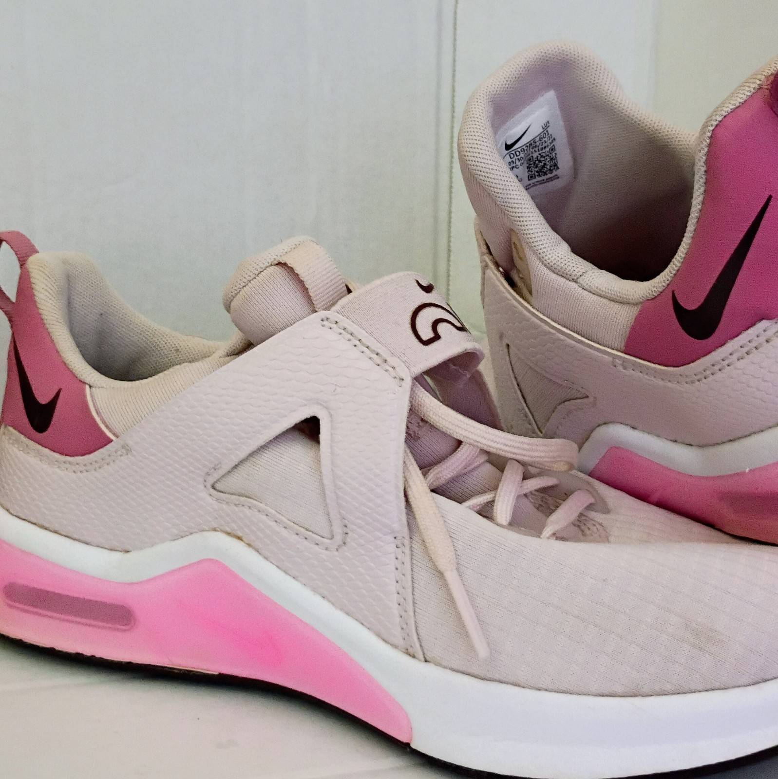 Nike Air Max Bella TR 5 Low Top Lace-Up Sneaker Beige/Pink Woven DD9285-601