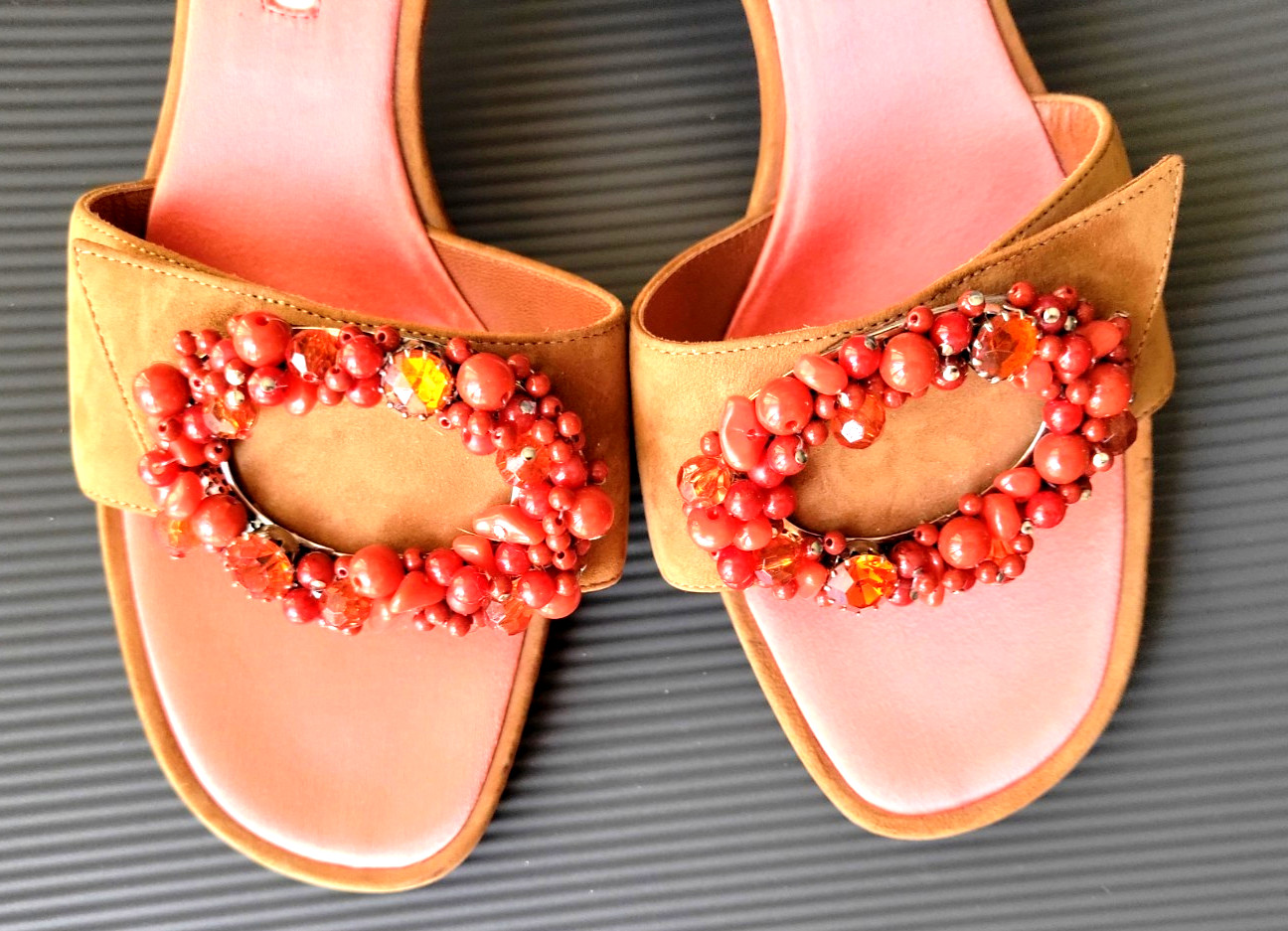 OSCAR DE LA RENTA BROWN SUEDE RED CRYSTAL EMBELLISHED LOW HEEL SHOES SLIDES 38.5