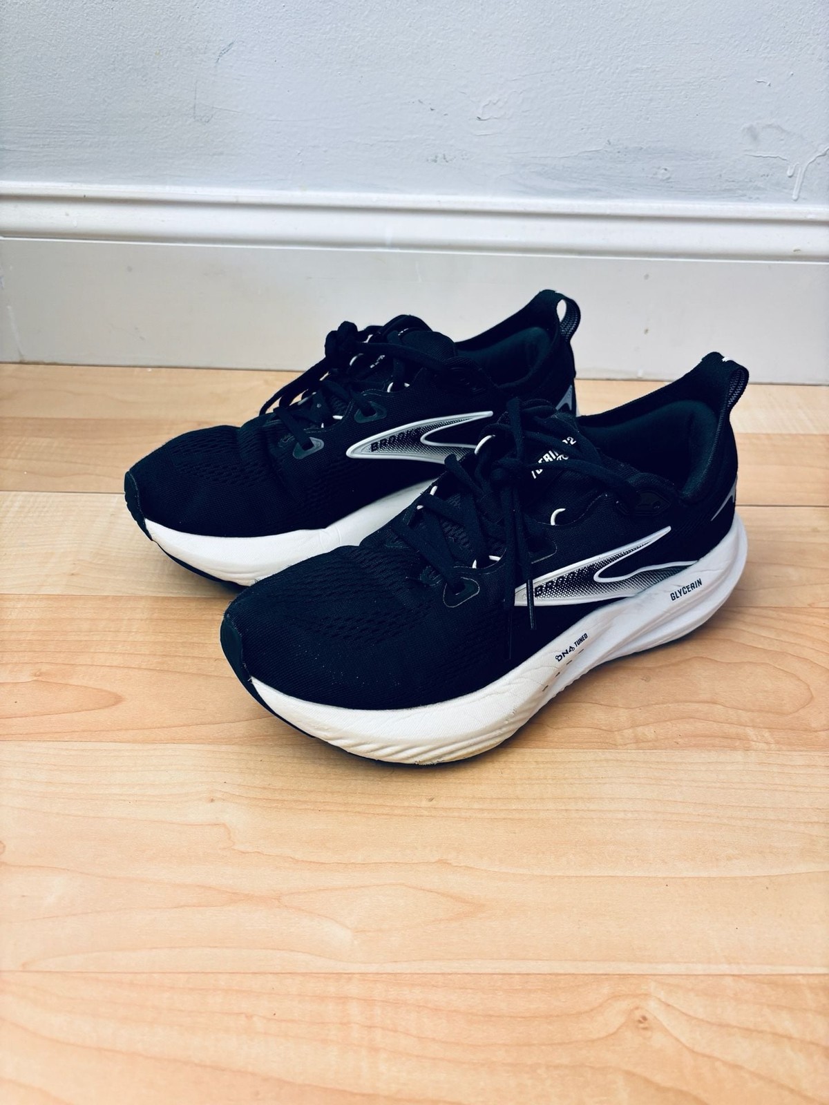 (9Wm) Brooks Glycerin 22 Women’s Road Running Shoes, Black/White