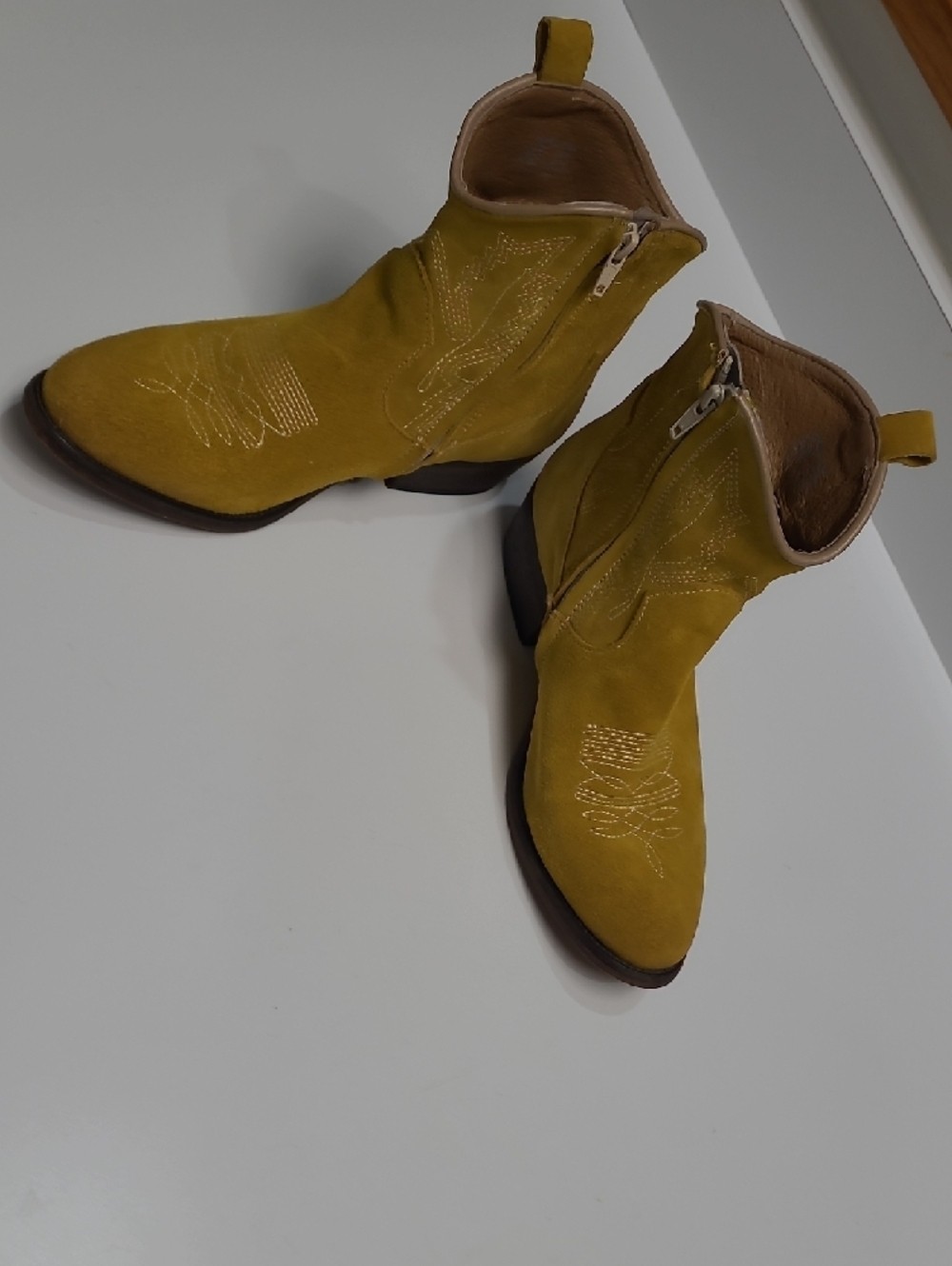 Zigi Artisan Mireya Lizard Embossed Western Yellow Suede Ankle Boots – Size 8.5