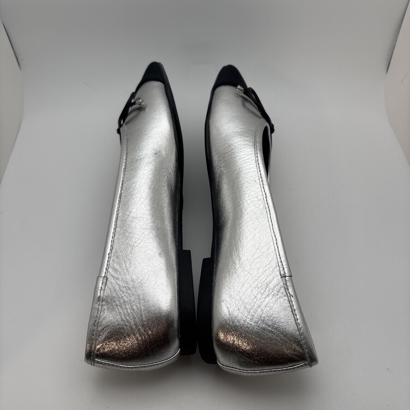 Schutz Arissa Bow Flats In Metallic Silver/Black Cap Toe Size 7B NEW *tiny flaw