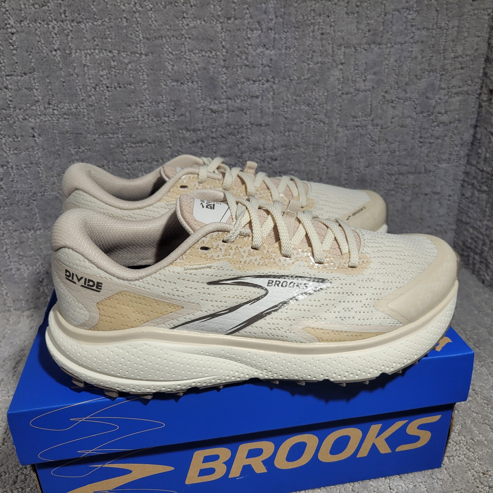 Brooks Divide 5 Womens Size US 6.5B Coconut Beige Air Mesh Trail Running Shoes