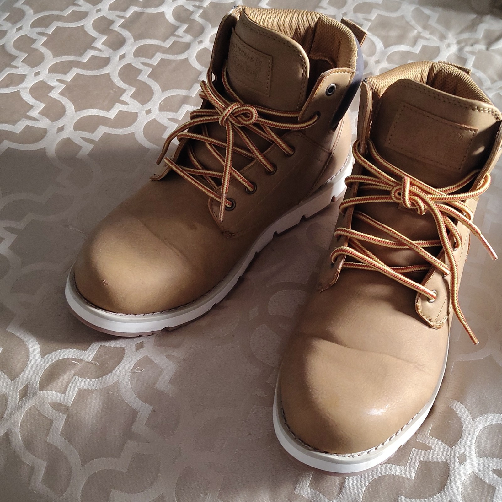 Levi Women’s Tan Faux Leather Lace-Up Ankle Bootie Round Toe Wide 9.5