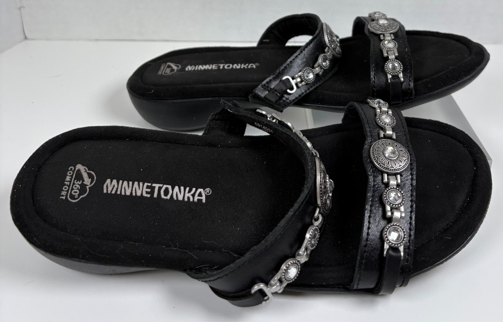 Minnetonka Black Leather Sandals, Silver Tone Conchas Southwestern, size 7.5