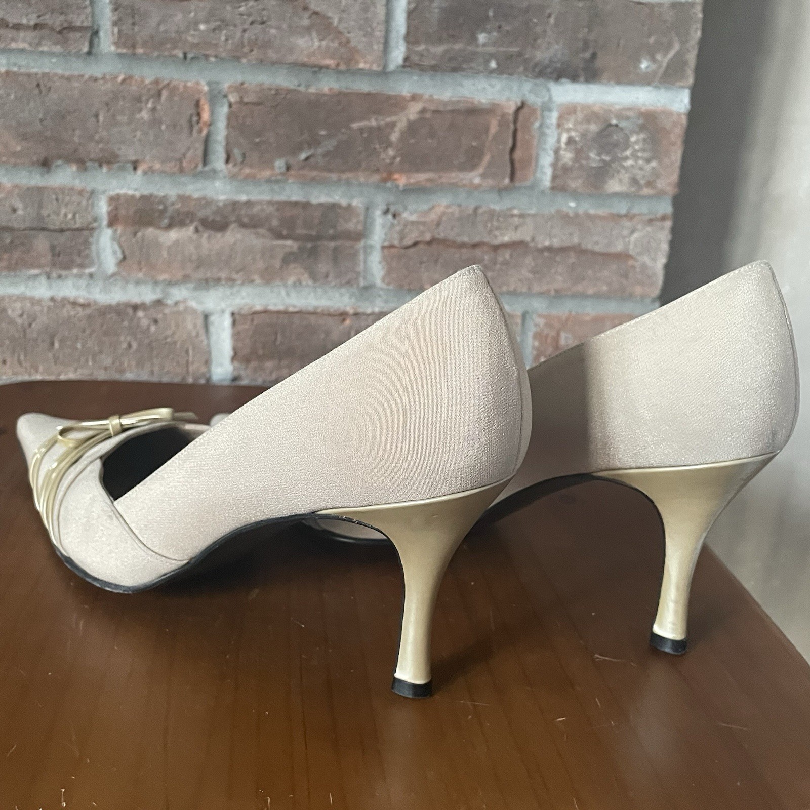 Stuart Weitzman Kitten Heel Evening Shoes Bow Women’s Size 10M Beige 3″ Heel