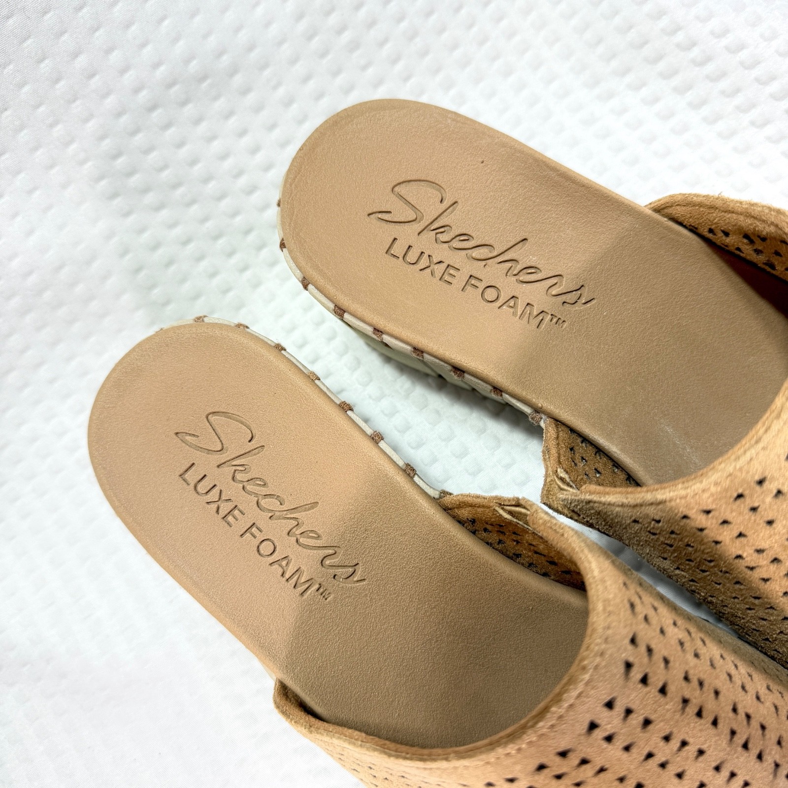 Women’s Skechers Pier Ave Luxe Foam Suede Wedge Sandal Tan Size 8 -New w/Flaw