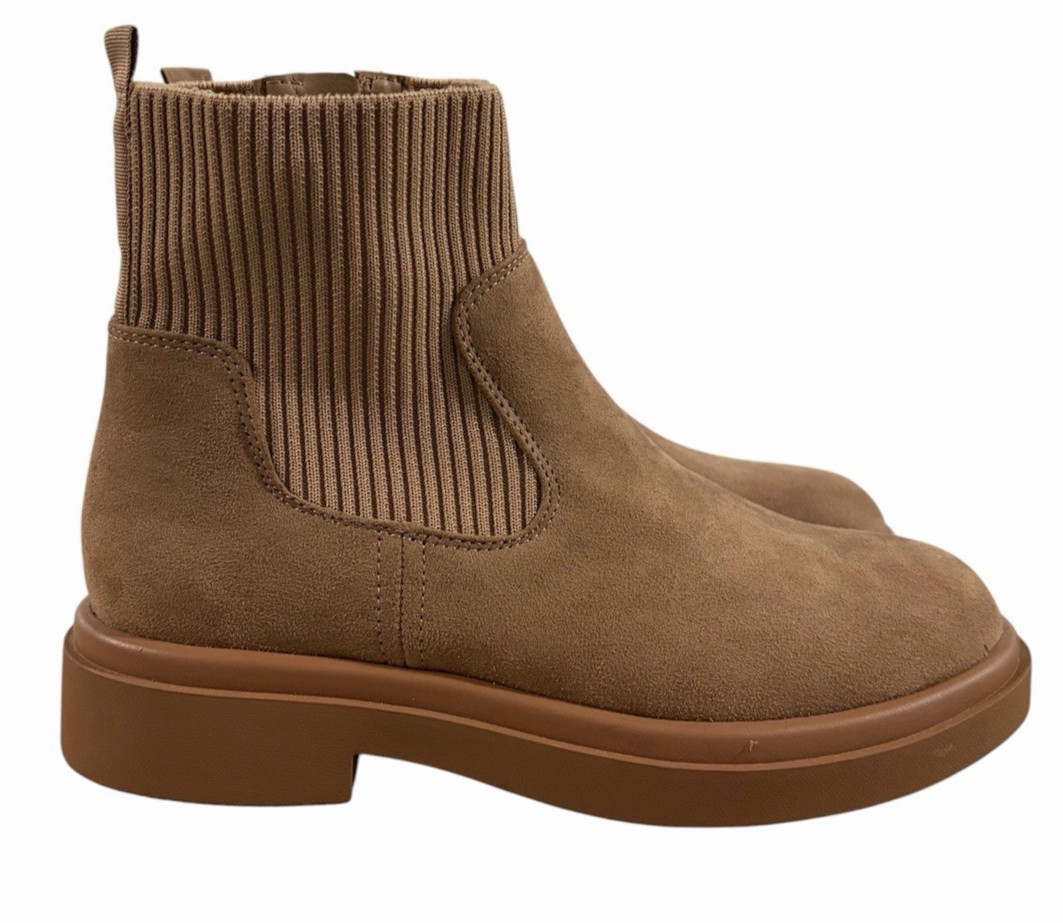 No Boundaries Women’s Faux Leather and Knit Chelsea Boots Size 6