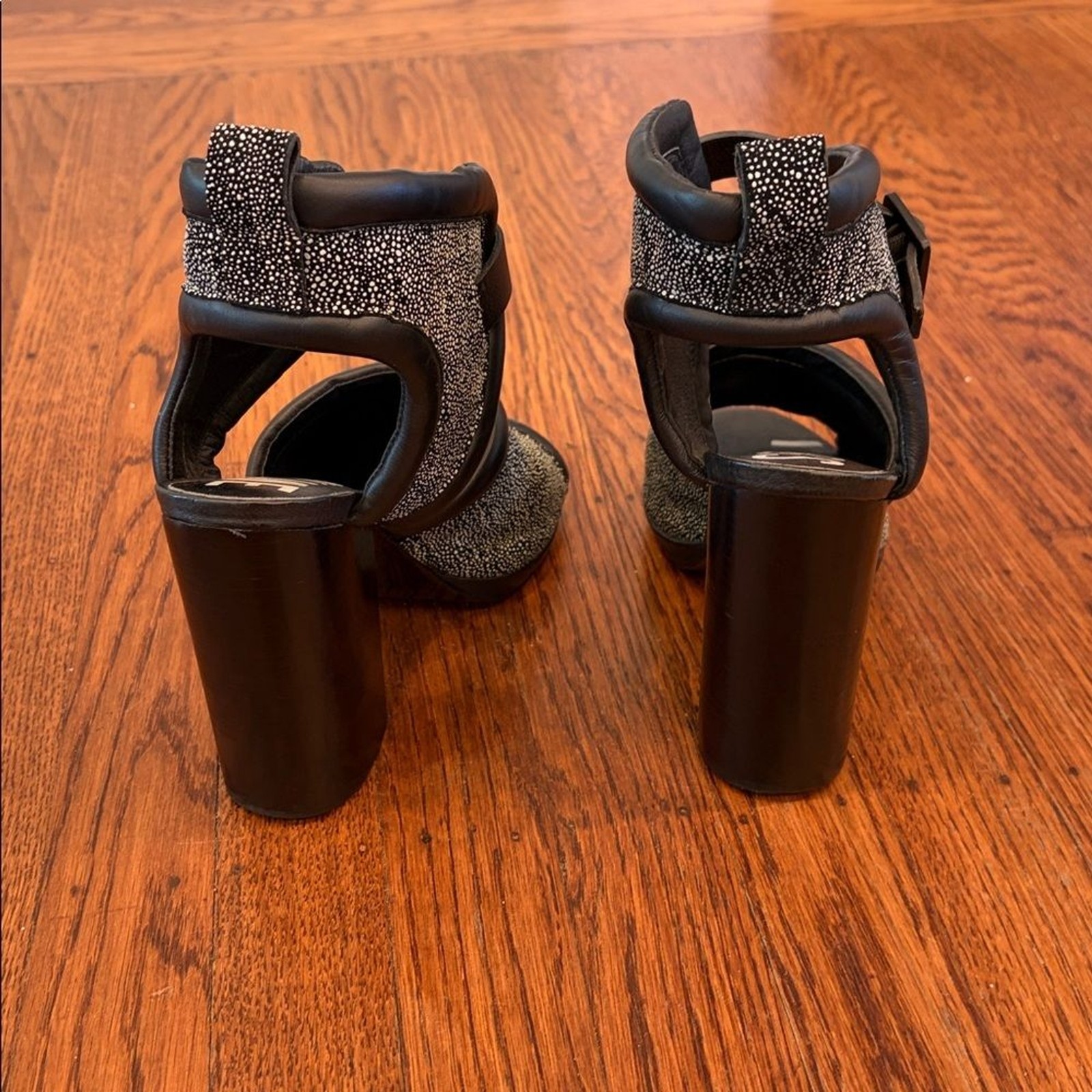 🩶 Earl Grey Leather Statement Heels — Cult Designer Aesthetic (US 8) Edgy