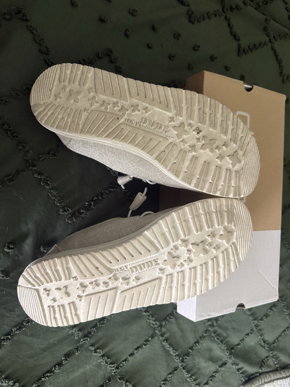 Hey Dude Wendy Stretch Sparkling Beige Size 8 – EUC