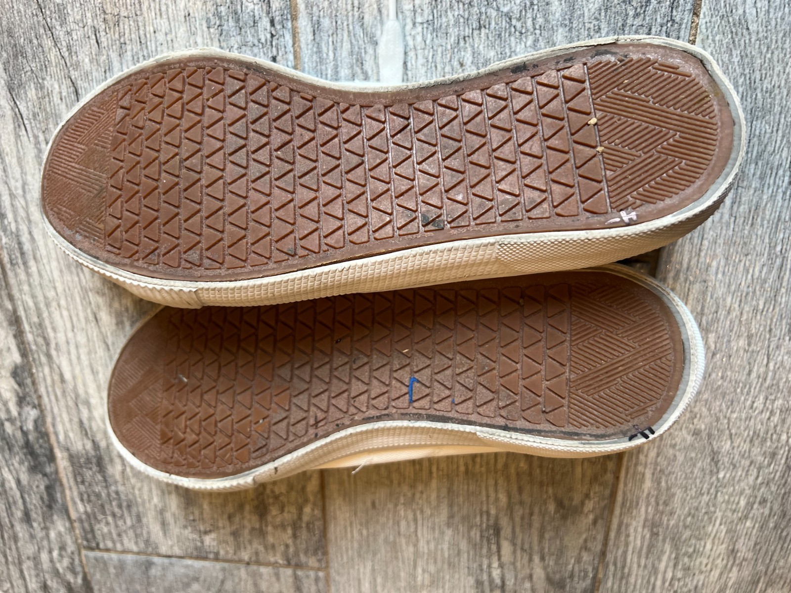 Tommy Bahama Sneakers size 7.5 Womens Fashion Shoes Slip On Canvas Aztec Boho