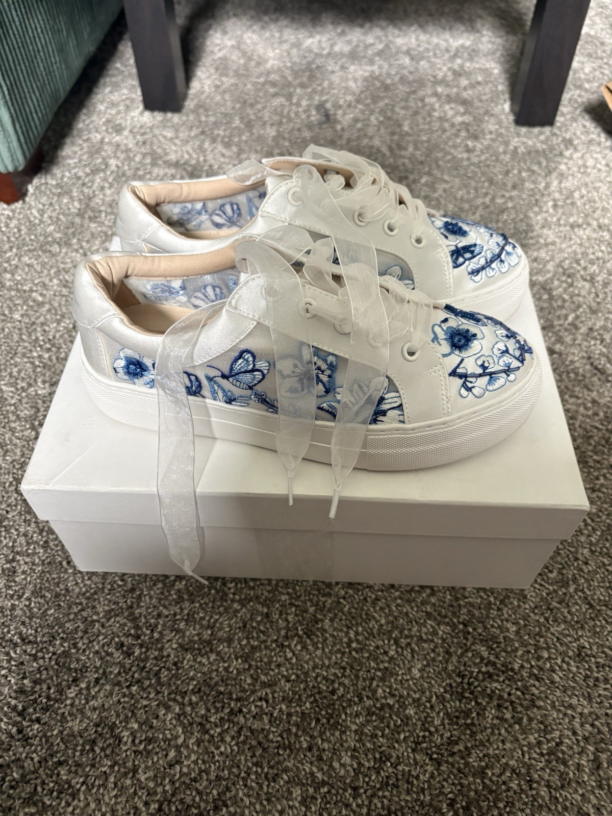 Betsey Johnson Nino Tulie Embroidered Sneakers Size 7.5