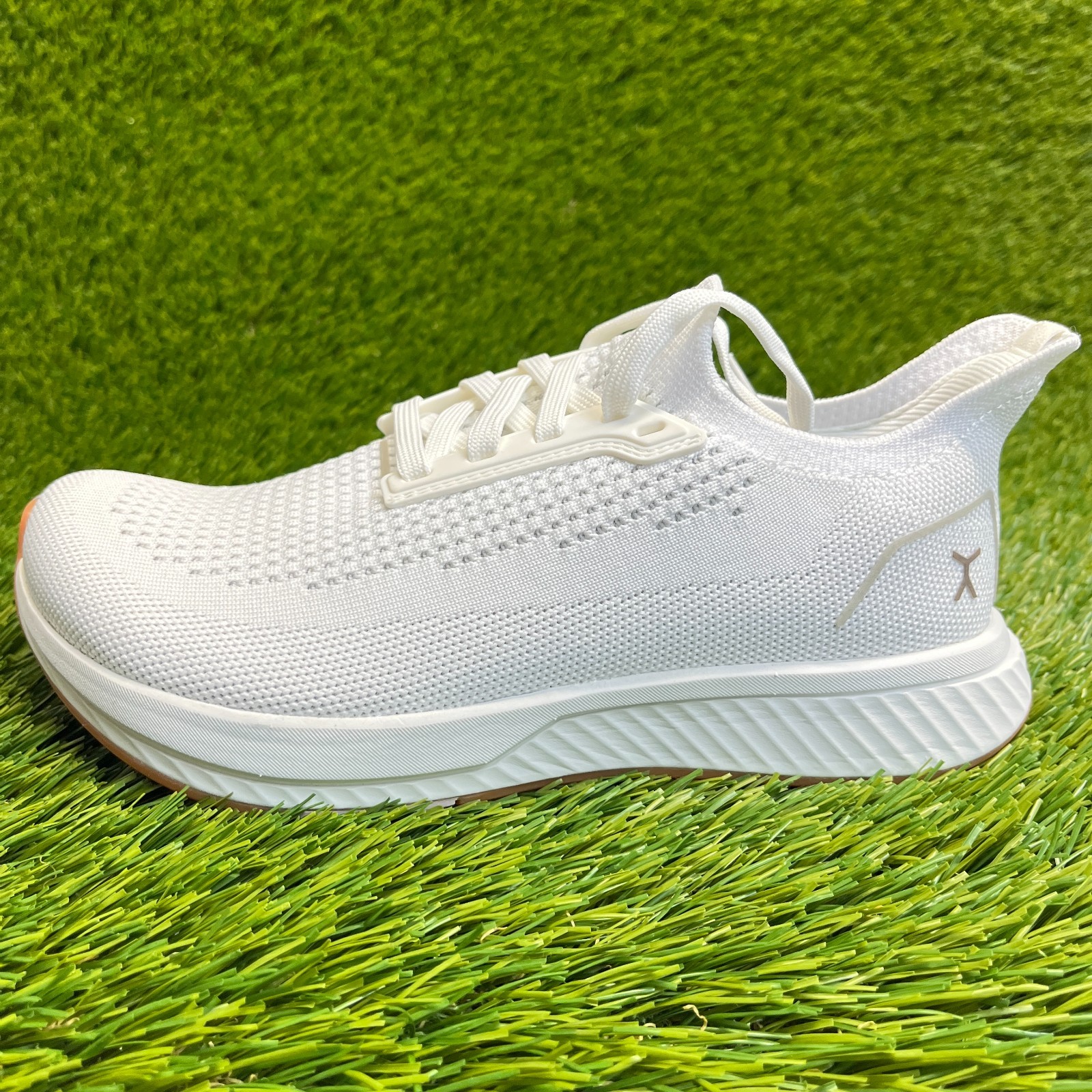 Flux Adapt Runner White Gum Womens Size 6 Running Athletic Walking Knit Shoes
