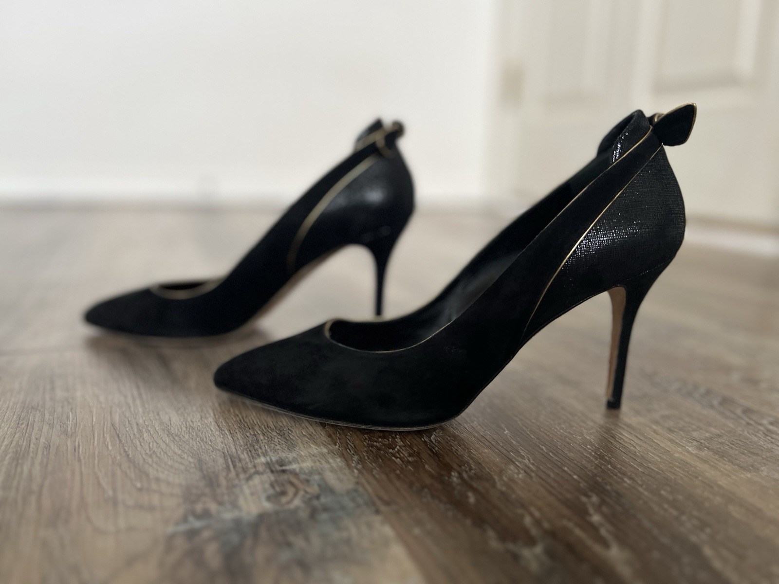 Oscar De La Renta Suede Pointed Toe Gold Trim Designer Evening Pumps size 38
