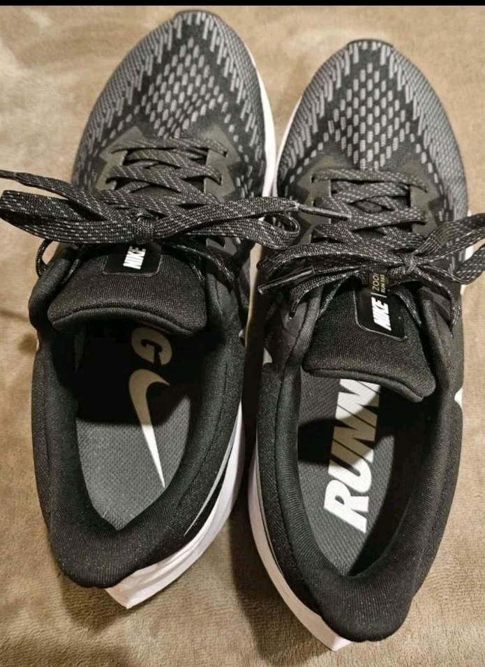 Nike Air Zoom Winflo 6 Black White Running Shoes Women’s Size 8