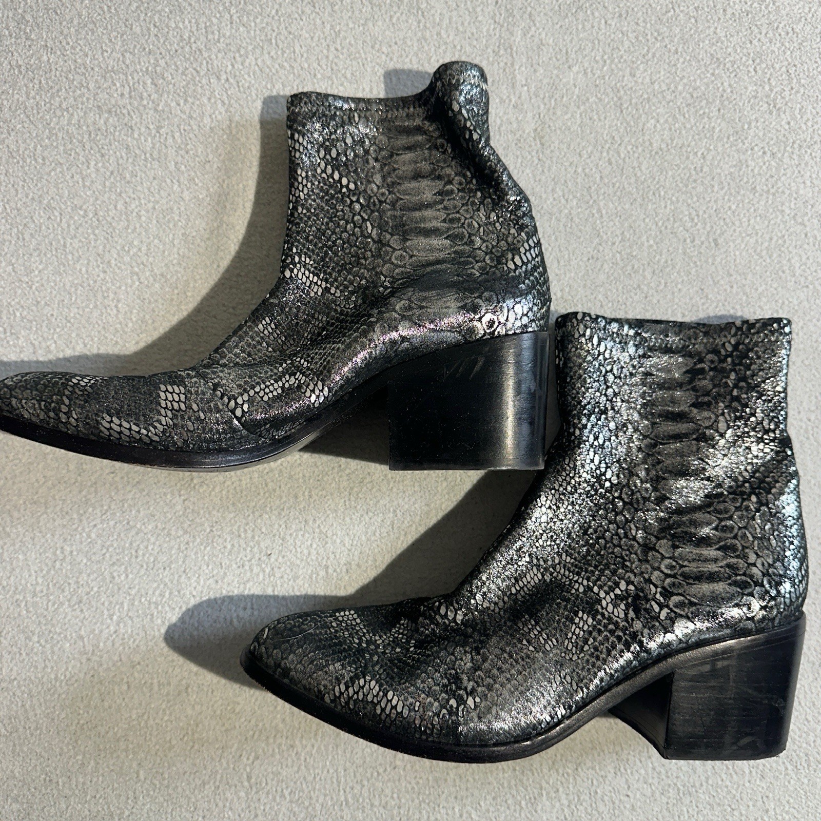 Opening Ceremony Womens Black Silver Metallic Snakeskin Ankle Boots 8.5 / 39