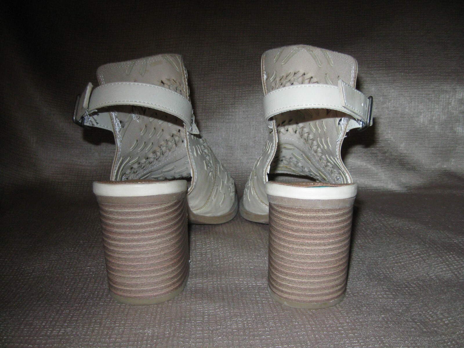 Cloudwalkers Alba Sandals In Bone. Sz 9W. 3.25in block heel. Absolutely Gorgeous