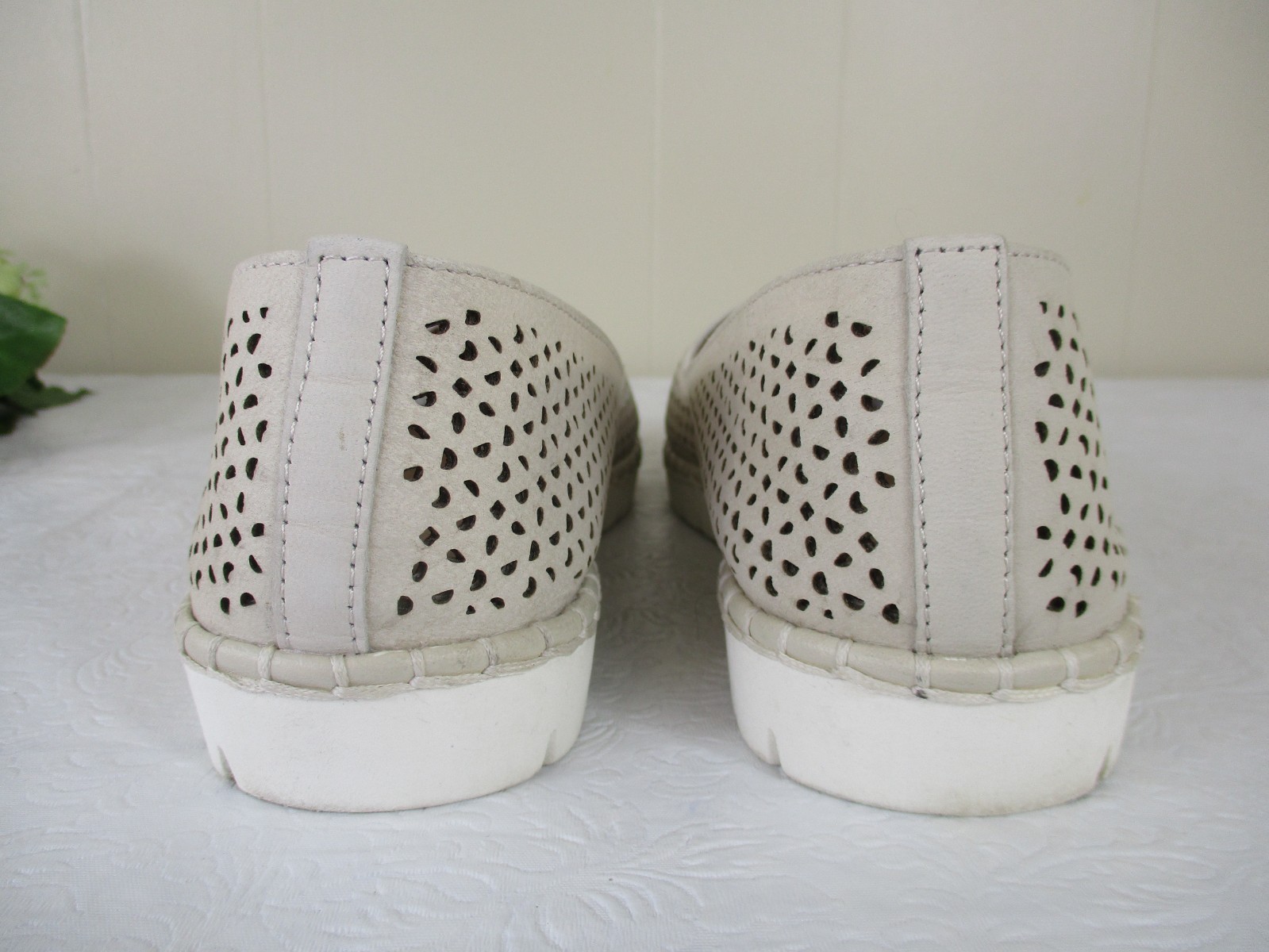 Adam Tucker by Me Too Neela Flats 8.5 Beige Perforated Leather Ballet Shoes