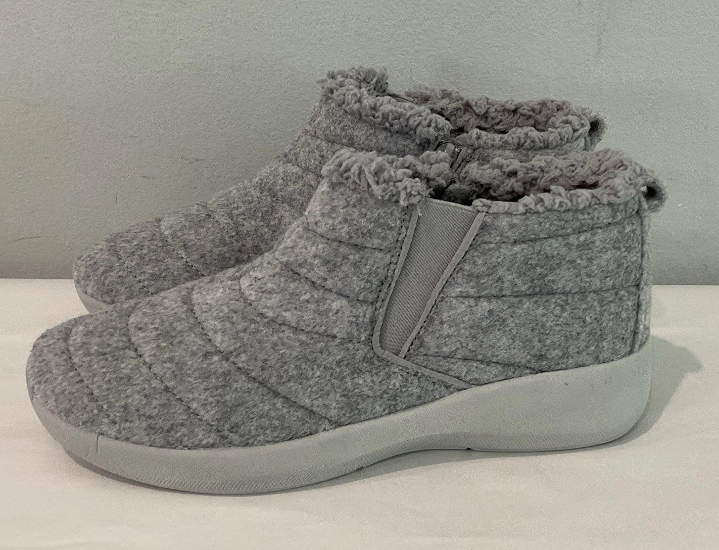 Dearfoams Naomi Women Sz 8 Light Gray Double Gore Ankle Bootie Fur Trim Zip