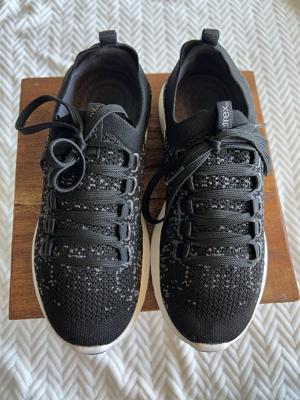 Aetrex, the Women’s Carly Knit Lace Up Sneakers SIZE 7