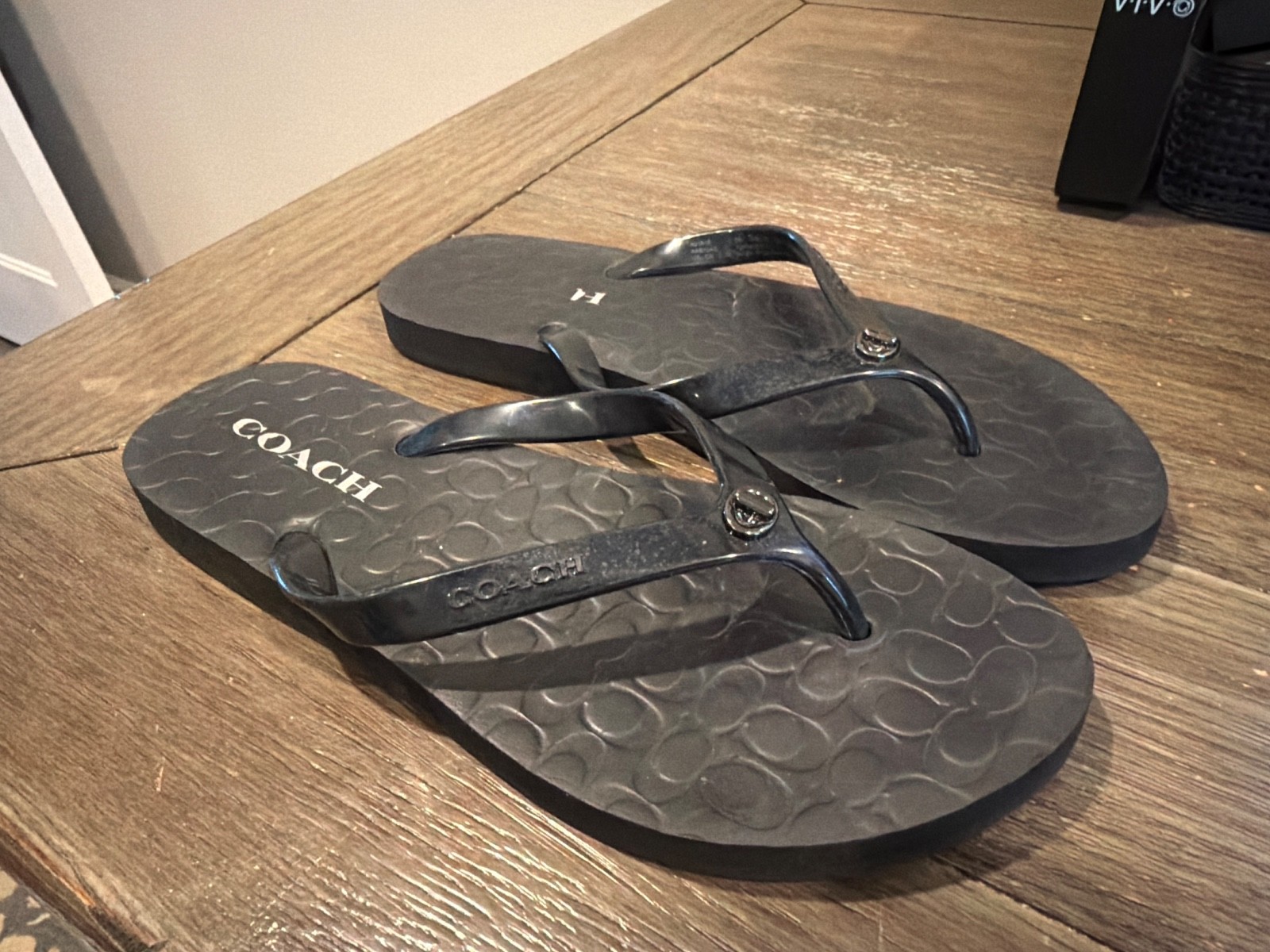 COACH Abbigail Black Flip Flop Thong Slip On Turn Lock Sandals Women’s 7 / 8