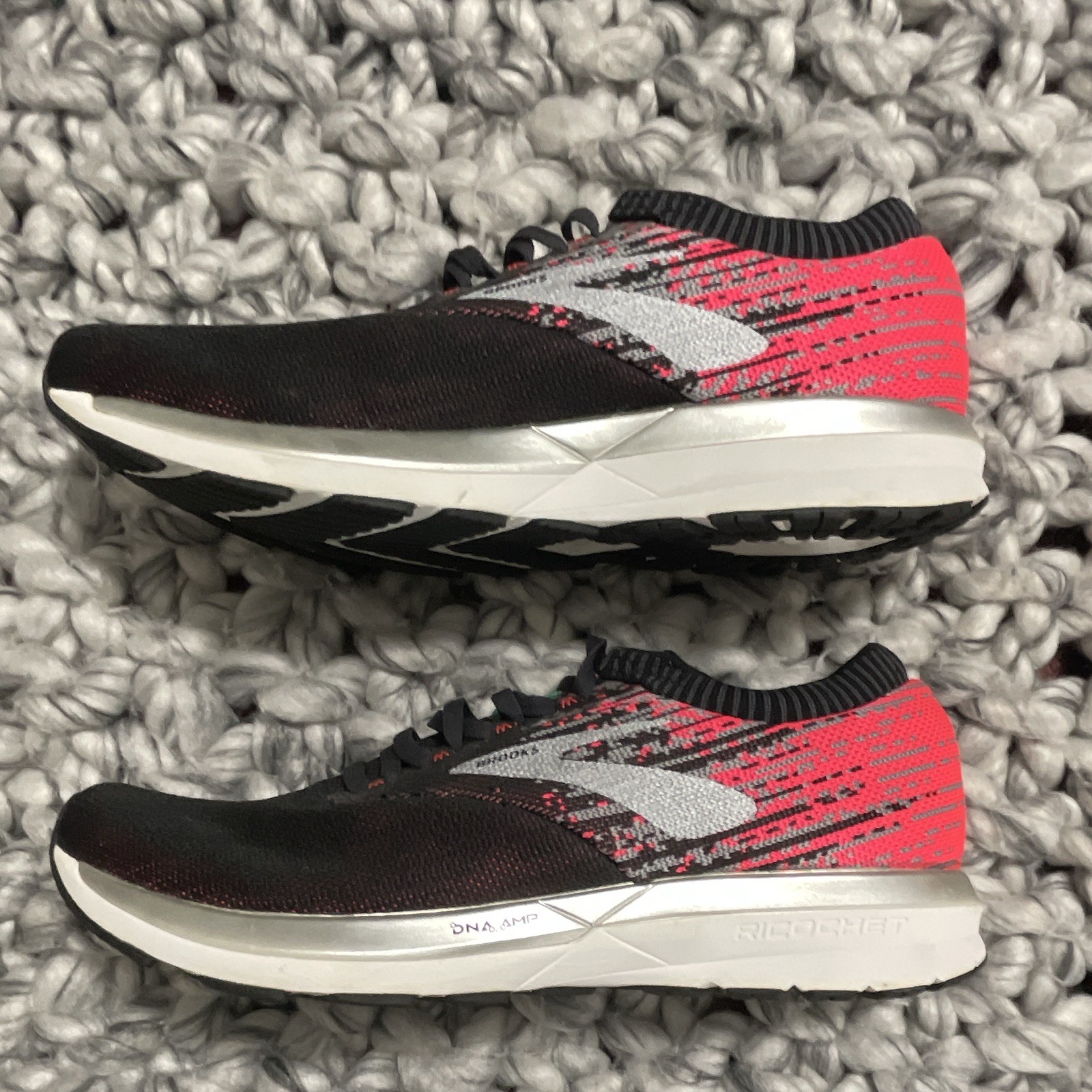 Brooks Ricochet Women’s Running Shoes Lace-Up Low Top Black Red Gray Rubber