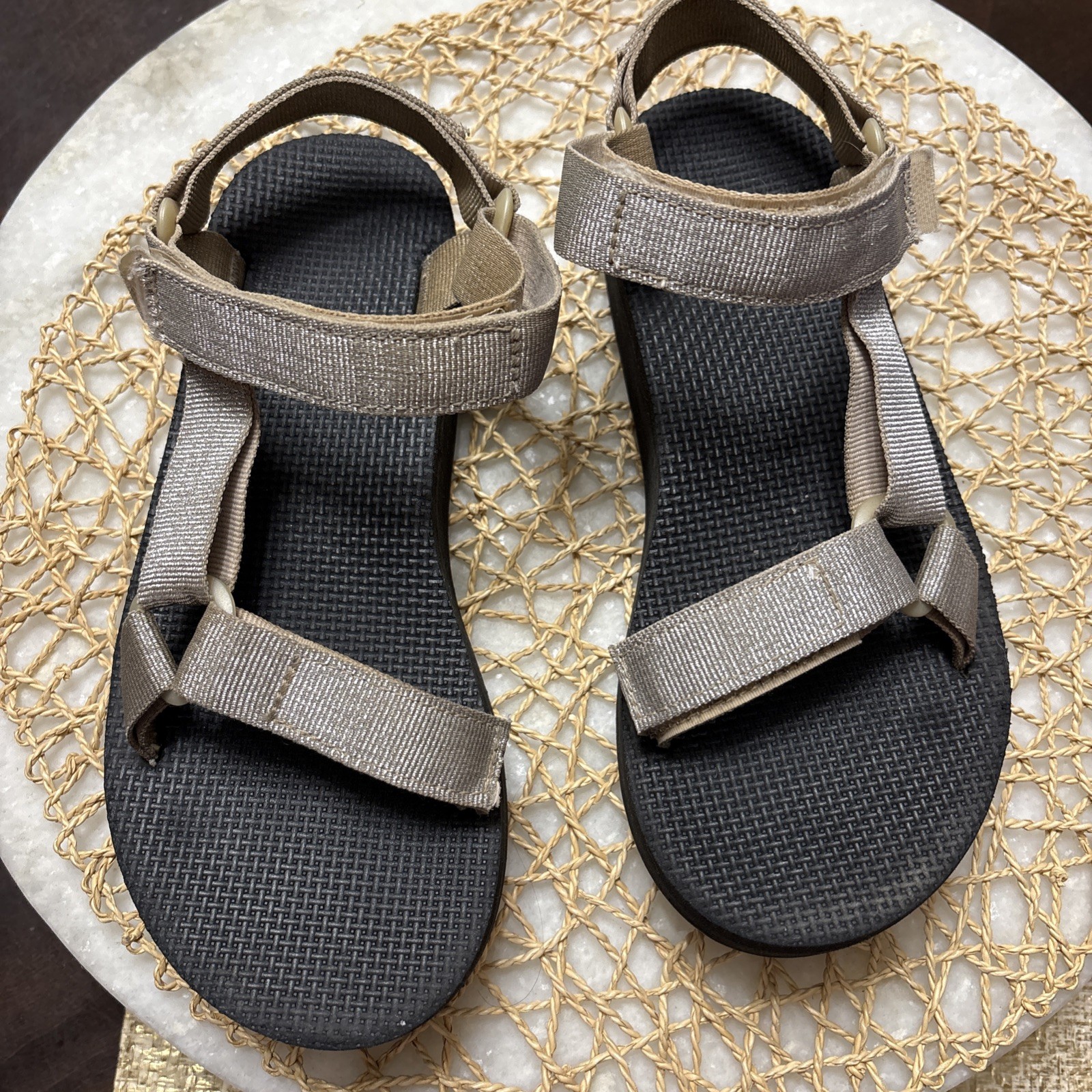 TEVA midform universal women’s Size 6 In Champagne Black Metallic Strappy
