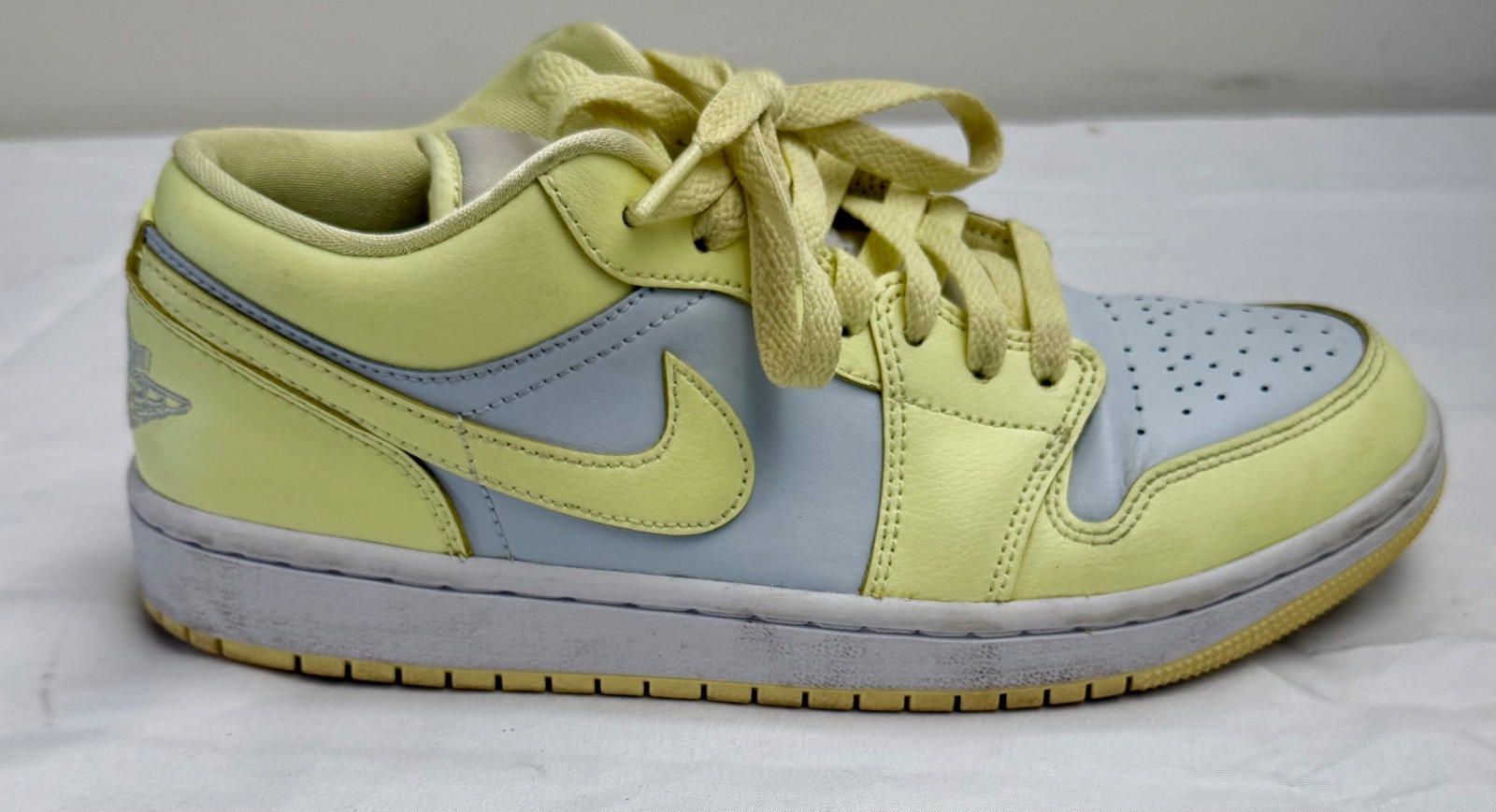 NIKE AIR Jordan 1 Low Lemonade US 8 WOMENS