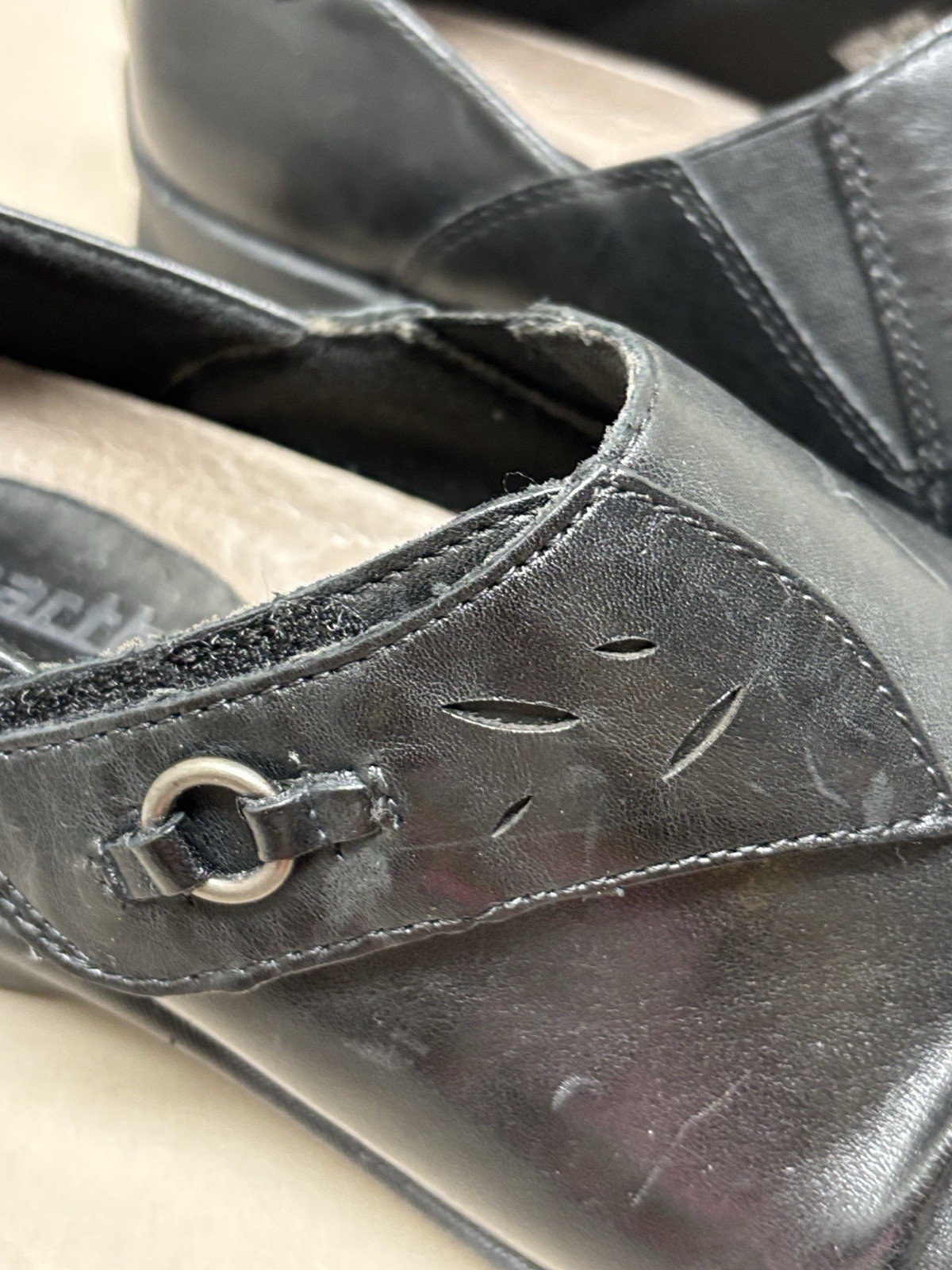 Earth Shoes Amity Slip On Round Toe Black Leather Comfort Loafer 8.5 D Wide